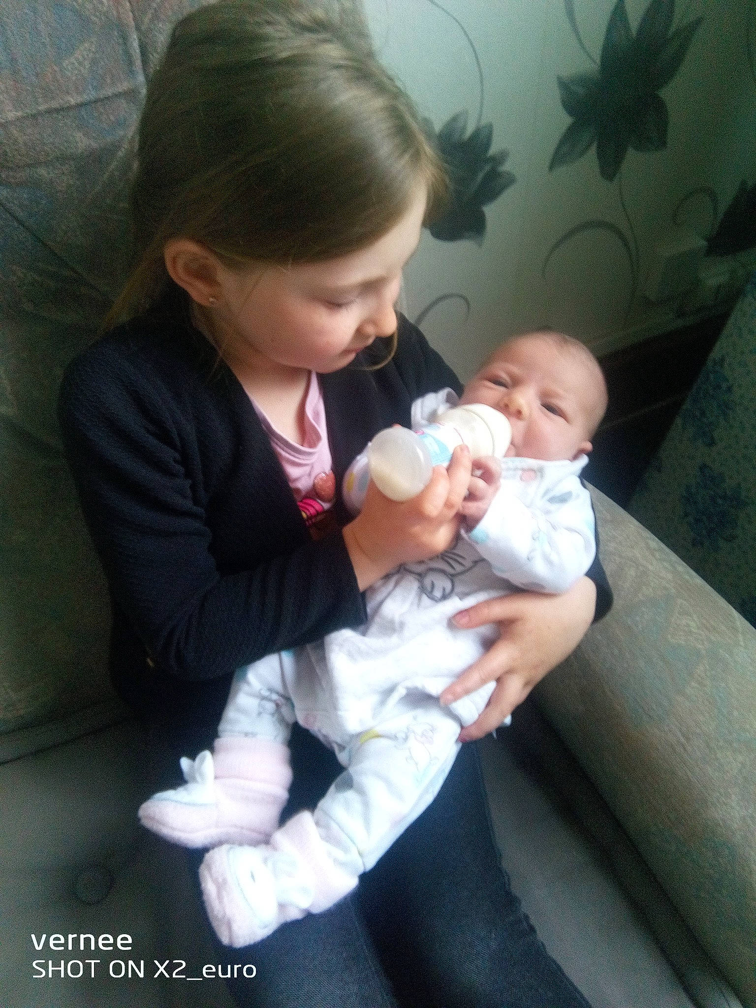 Éléonore a rejoint le concours — aidez-le/la à gagner de superbes lots ! arm, baby, baby_toddler_clothing, cheek, comfort, couch, ear, face, finger, gesture, head, human_body, interaction, iris, lap, leg, mouth, organ, person, skin