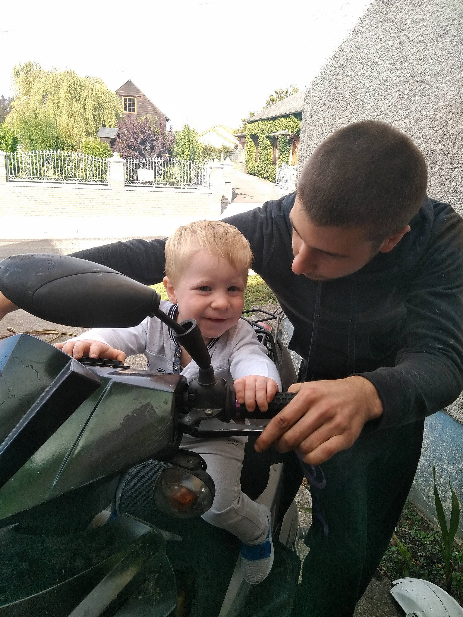 Adryen participe au concours pour gagner de l'argent avec cette photo : baby_products, child, family_car, person, product