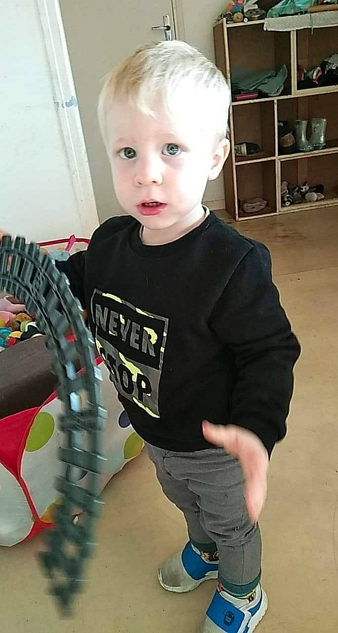 Adryen participe au concours pour gagner de l'argent avec cette photo : child, cool, person, sleeve, t_shirt, toddler