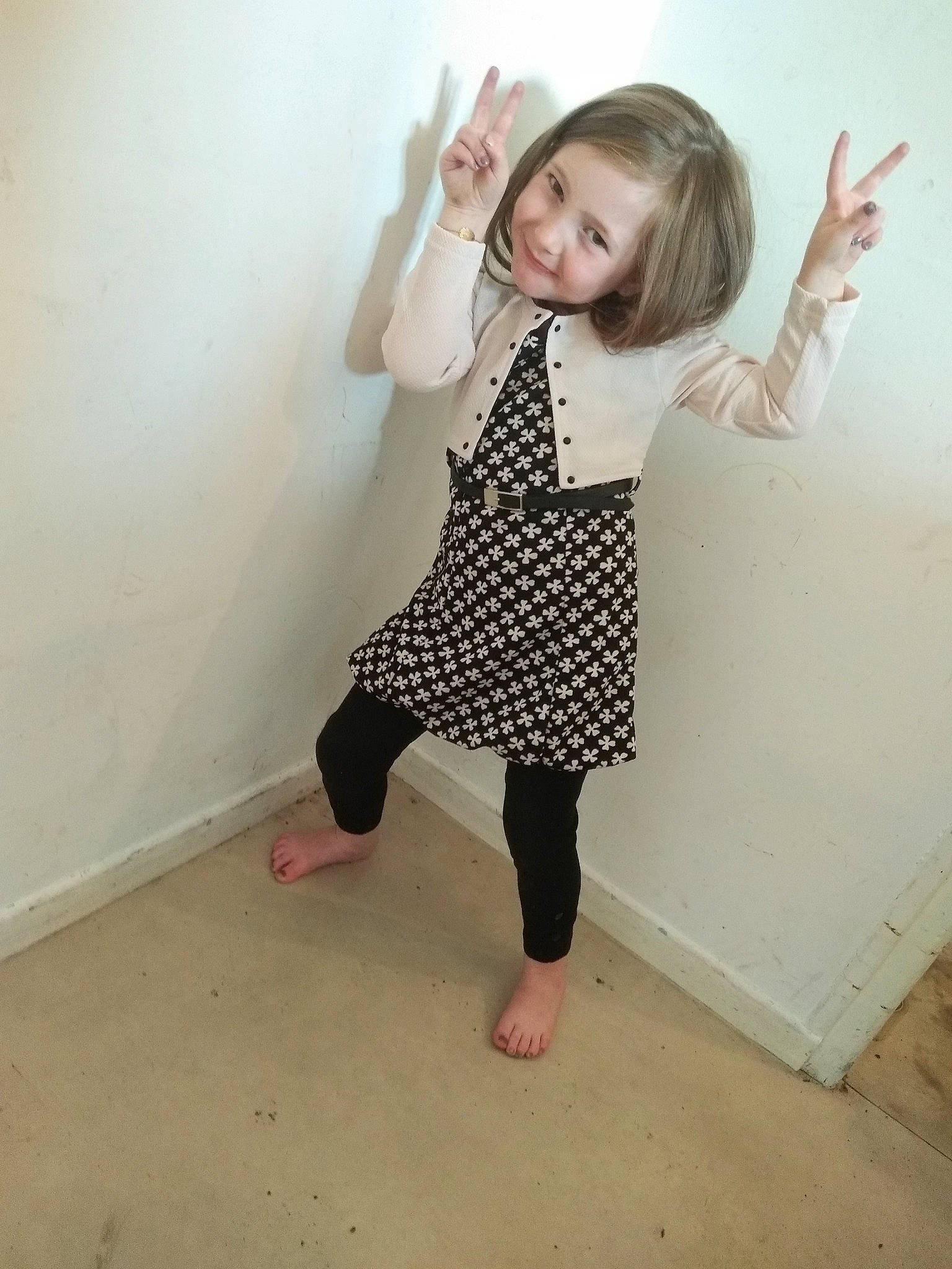 Lauriane participe au concours pour gagner de l'argent avec cette photo : arm, child, clothing, design, dress, finger, gesture, joint, joy, knee, leg, leggings, pattern, person, polka_dot, shoulder, skin, sleeve, thumb, tights