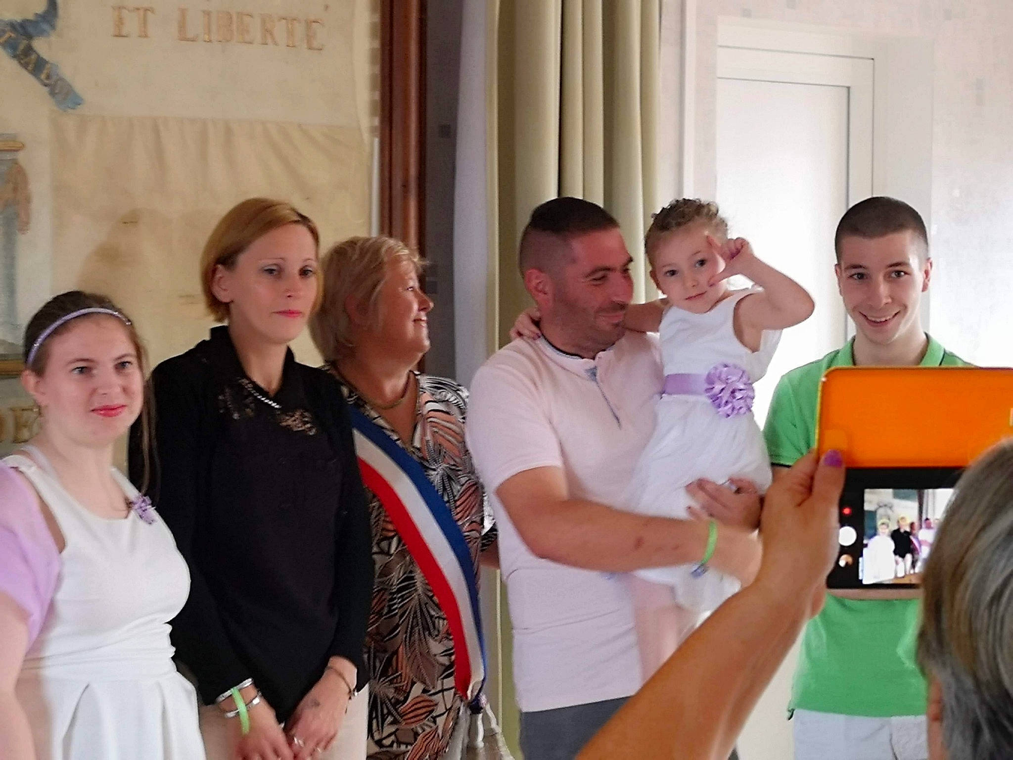 Lauriane a rejoint le concours — aidez-le/la à gagner de superbes lots ! ceremony, community, event, family, fun, iris, joy, person, team, tourism, youth