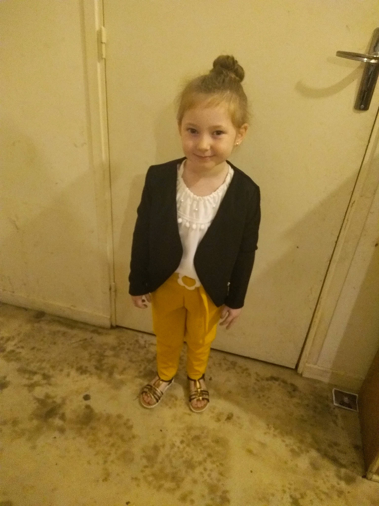 Lauriane participe au concours pour gagner de l'argent avec cette photo : child, joy, outerwear, person, standing, toddler