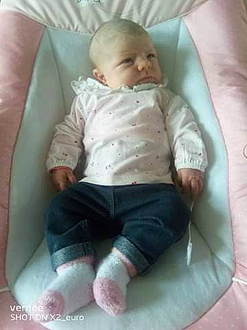 Éléonore a rejoint le concours — aidez-le/la à gagner de superbes lots ! baby, baby_products, baby_toddler_clothing, cheek, child, comfort, eye, face, head, leg, linens, mouth, person, pink, sitting, skin, sleeve, sock, textile, toddler