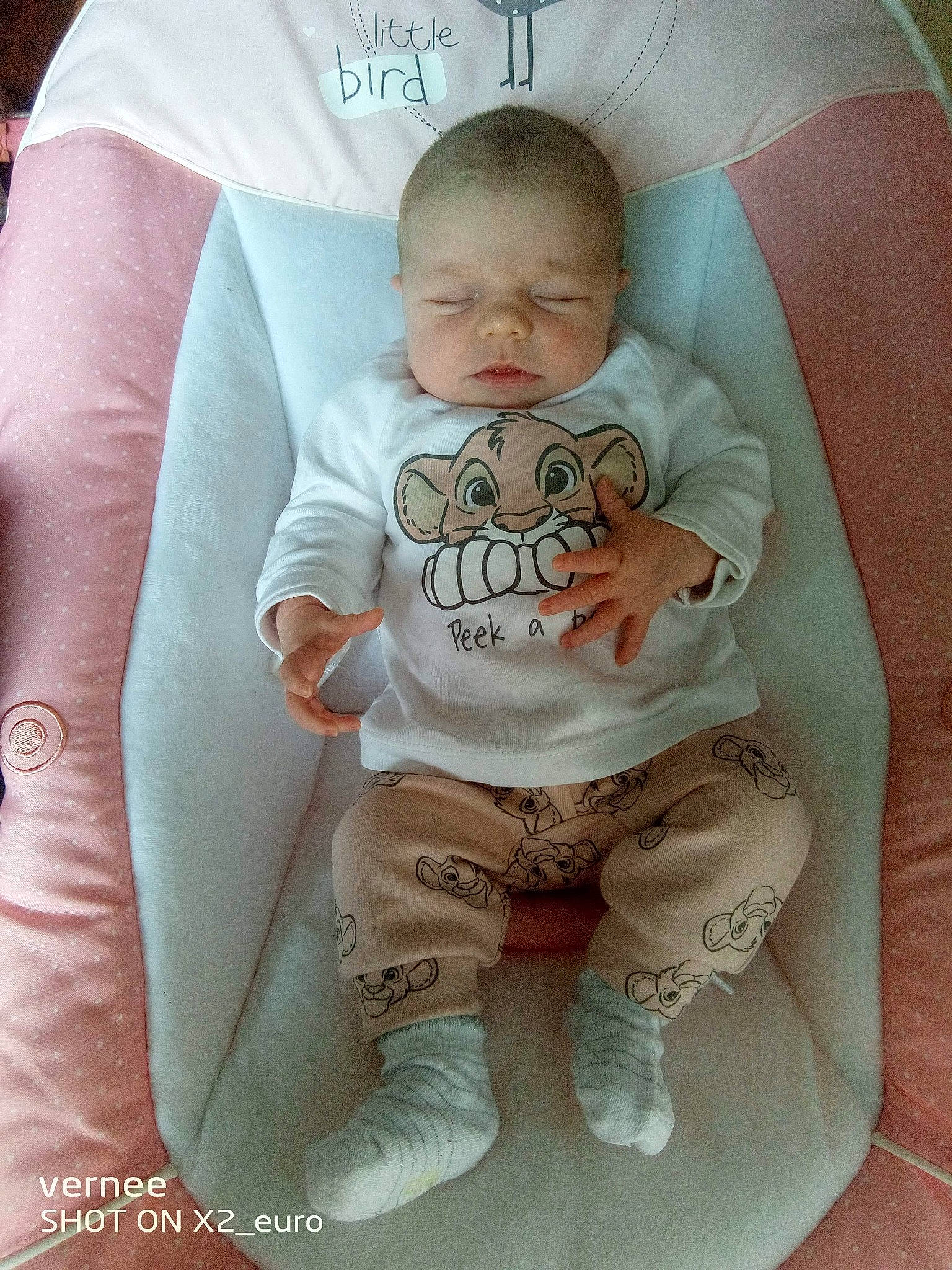 Éléonore participe au concours pour gagner de l'argent avec cette photo : arm, baby, baby_toddler_clothing, cheek, eye, face, facial_expression, hairstyle, hand, head, human_body, joint, leg, neck, person, product, shoulder, skin, sleeve, stomach