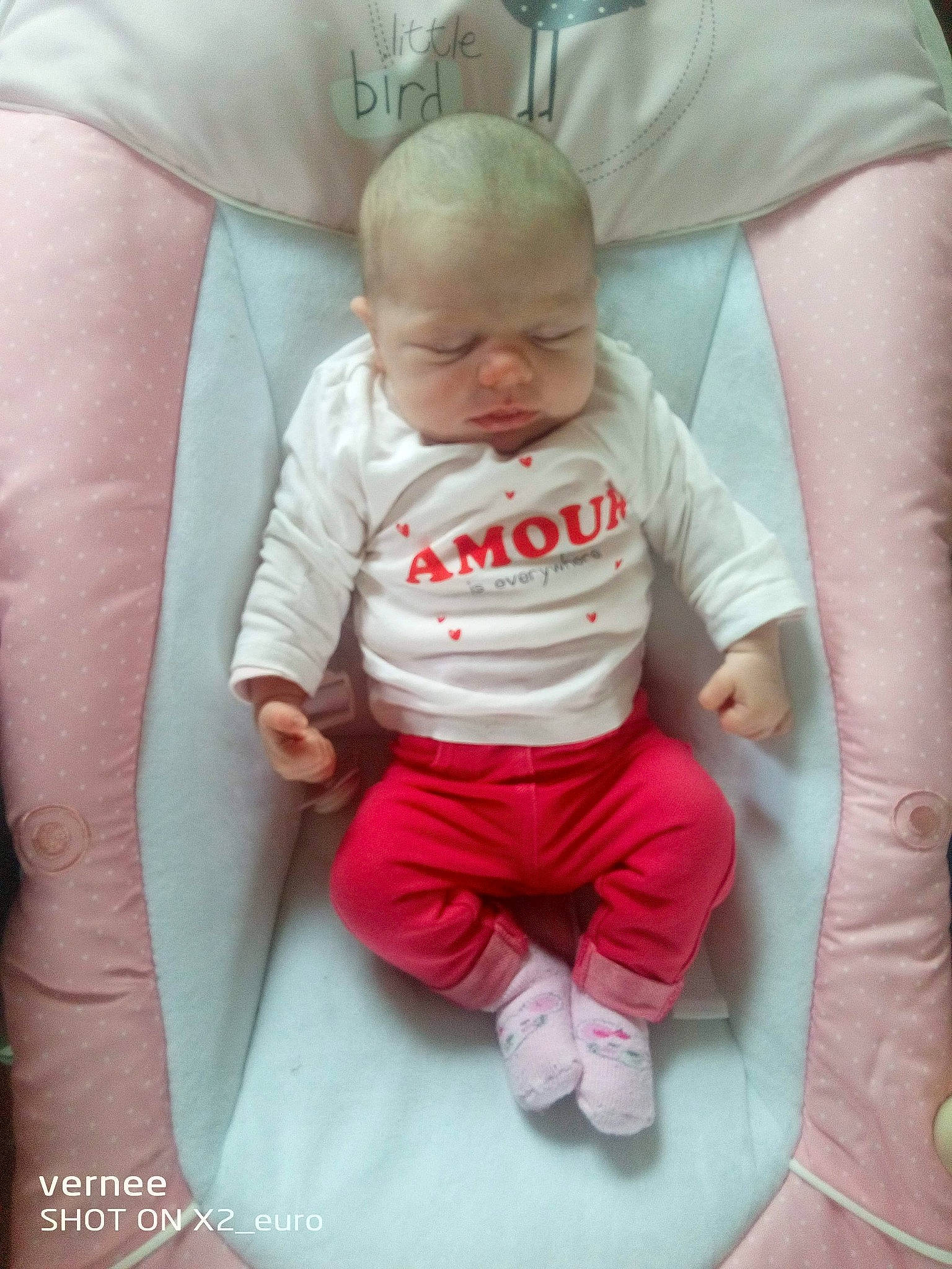 Éléonore a rejoint le concours — aidez-le/la à gagner de superbes lots ! arm, baby, baby_products, baby_toddler_clothing, cheek, child, comfort, finger, hairstyle, happy, joint, lap, linens, person, pink, product, sitting, skin, sleeve, t_shirt