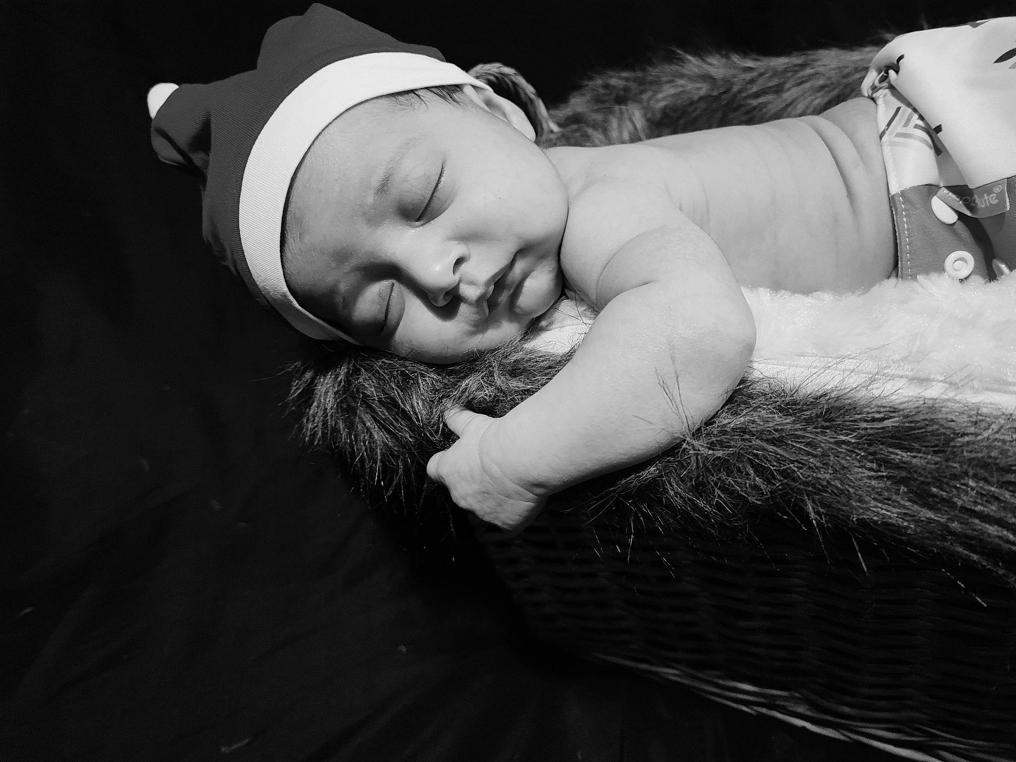 Louany participe au concours pour gagner de l'argent avec cette photo : abdomen, cap, chest, child, elbow, eyelash, fashion_accessory, feather, flash_photography, fur, gesture, grass, hand, happy, human_leg, jewellery, monochrome, monochrome_photography, person, style