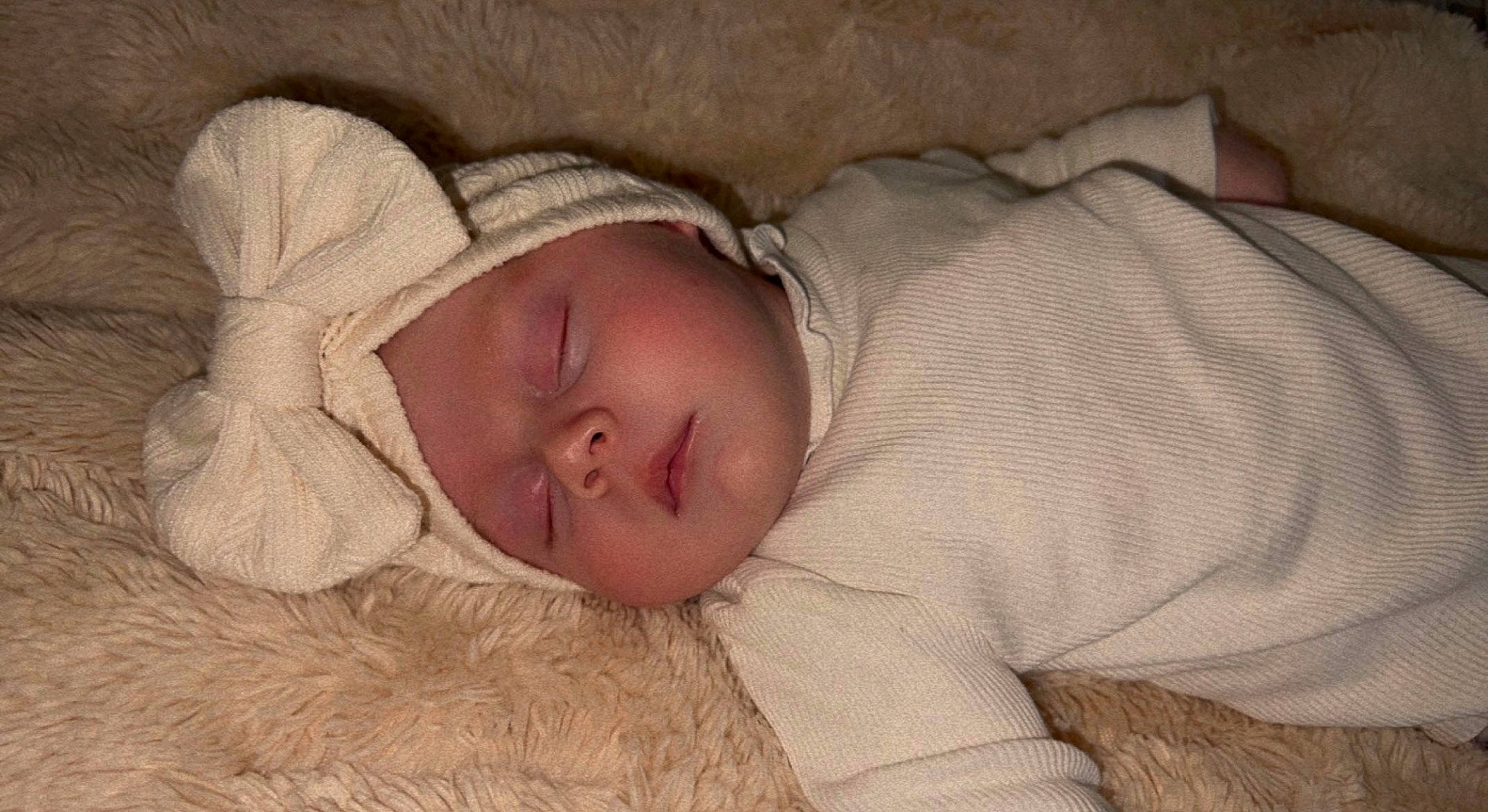 Rose participe au concours pour gagner de l'argent avec cette photo : baby, baby_sleeping, baby_toddler_clothing, bedtime, child, comfort, hat, linens, nap, person, room, sleep, sleeve, toddler, towel, wool