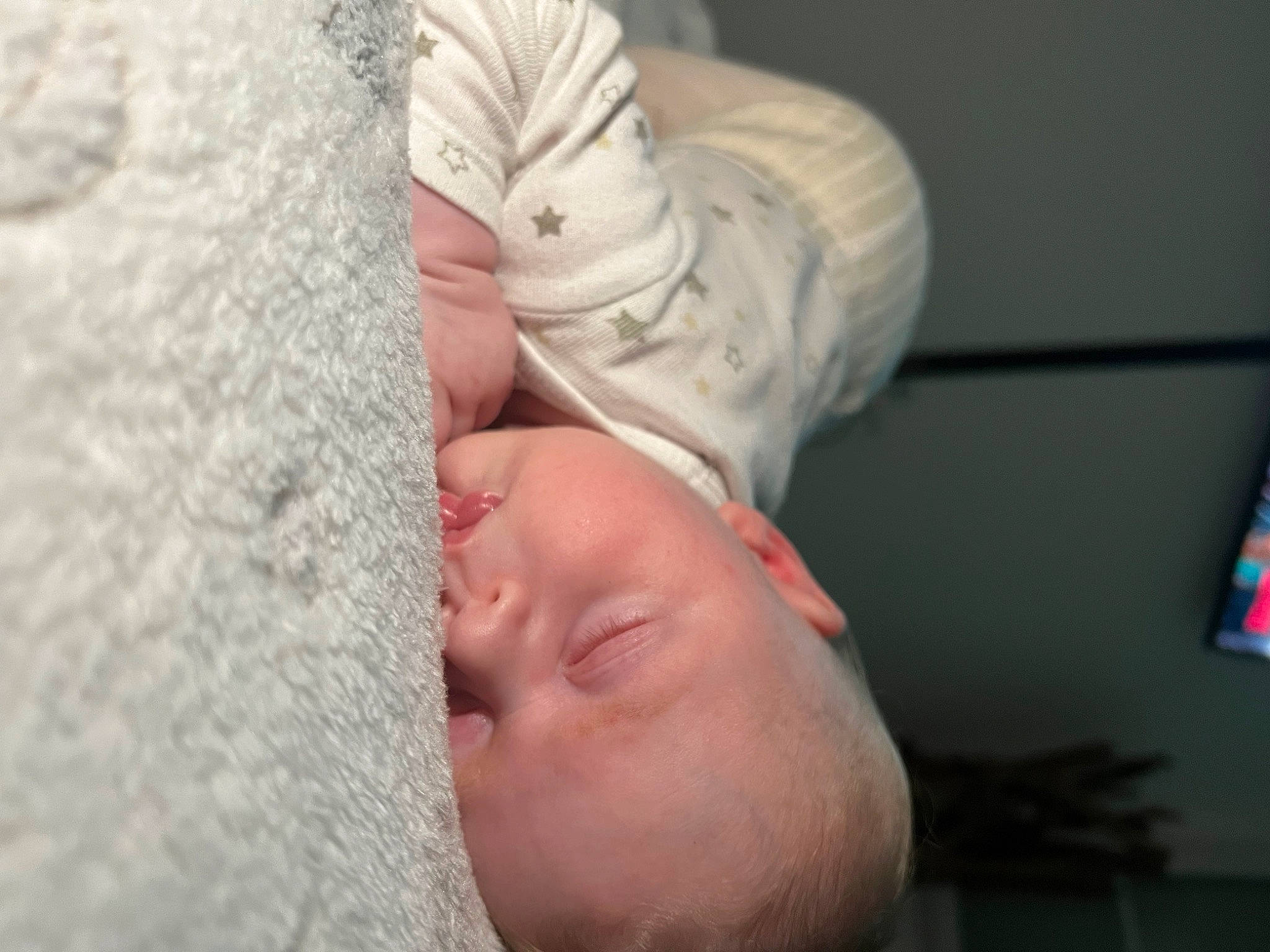 Rose a rejoint le concours — aidez-le/la à gagner de superbes lots ! baby, baby_sleeping, bedding, bedtime, cheek, child, comfort, eyelash, flesh, foot, gesture, hand, human_body, human_leg, linens, nap, nose, person, skin, thumb