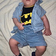 Loann a rejoint le concours — aidez-le/la à gagner de superbes lots ! baby, batman, blanket, casual, child, clothing, cute, denim_shirt, denim_shorts, face, fashion, footwear, indoors, infant, lying_down, person, portrait, sneakers, tshirt, young