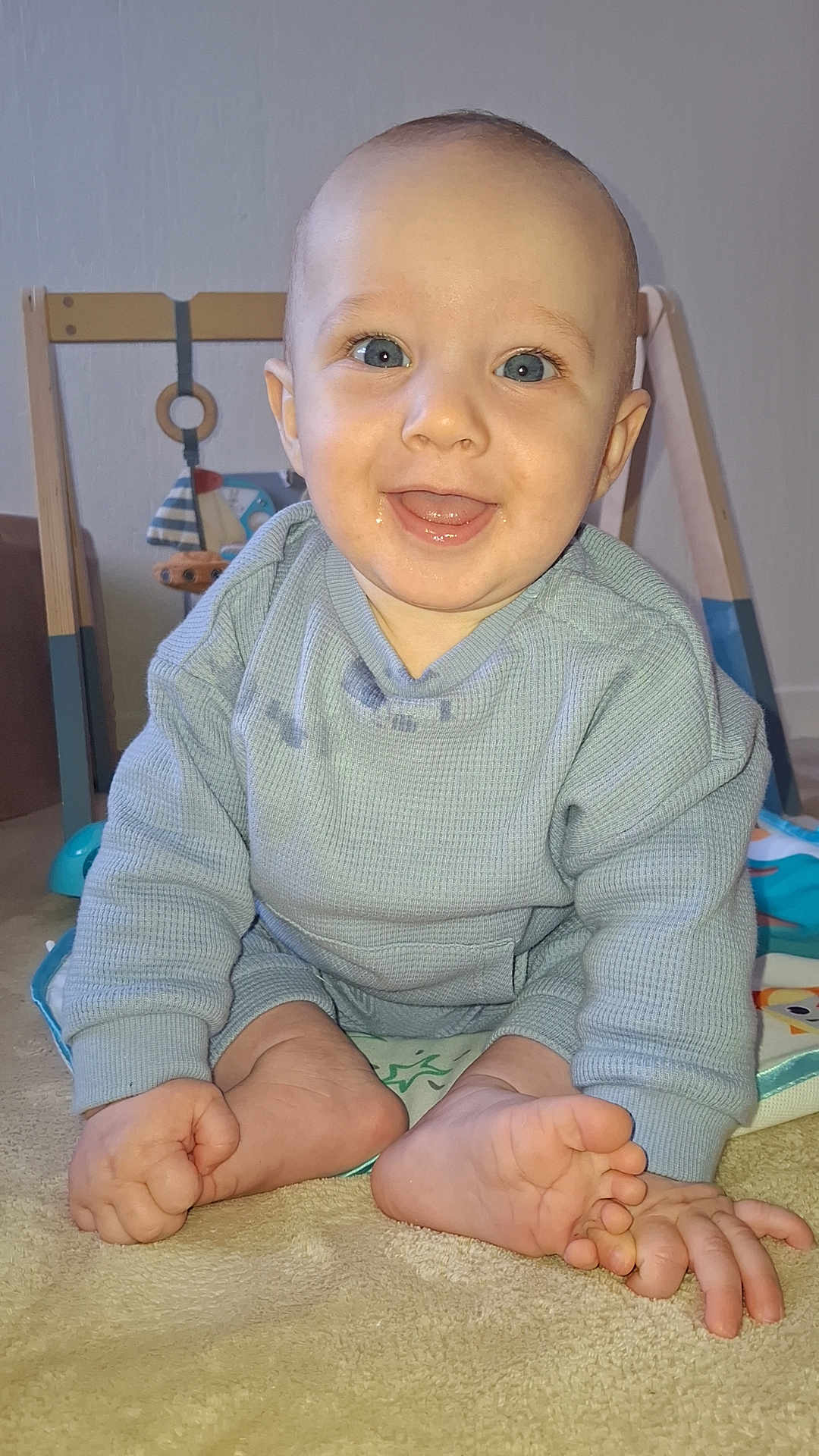 Adam a rejoint le concours — aidez-le/la à gagner de superbes lots ! child, baby, infant, smiling, blue_eyes, drool, pajamas, play_gym, toy, sitting, toes, hands, carpet, indoors, portrait, happy, cute, skin, head, mouth