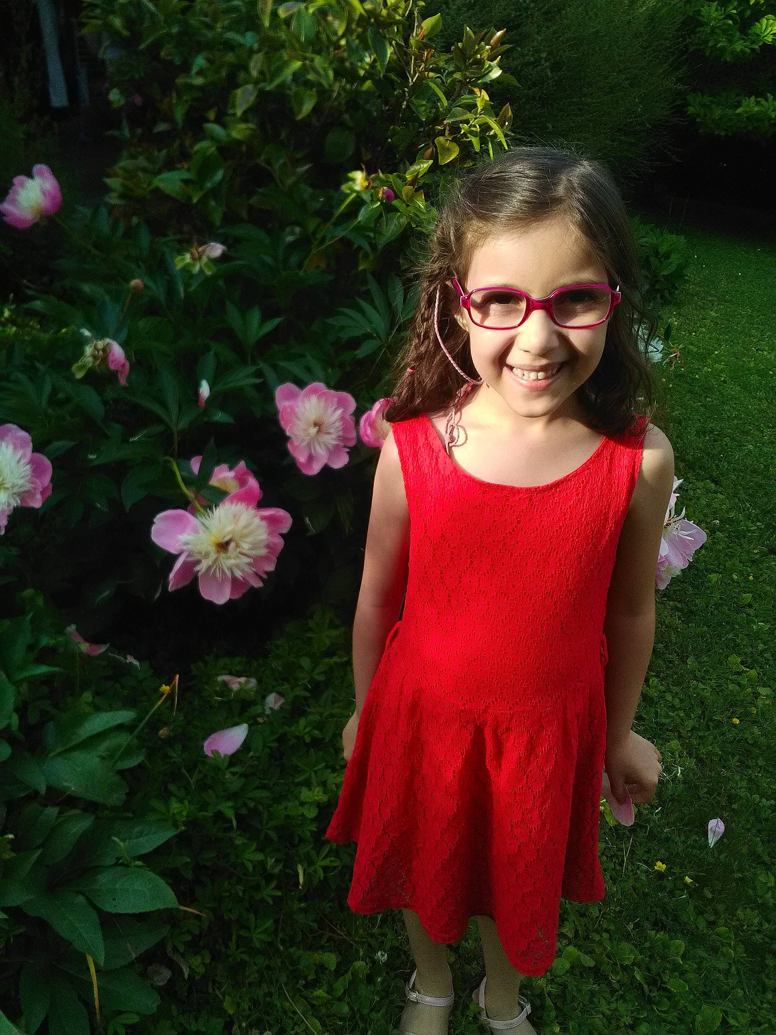 Lilou participe au concours pour gagner de l'argent avec cette photo : dress, flora, flower, flower_arranging, fun, girl, glasses, grass, joy, magenta, person, pink, plant, red, rose, rose_family, shoulder, shrub, smile, spring