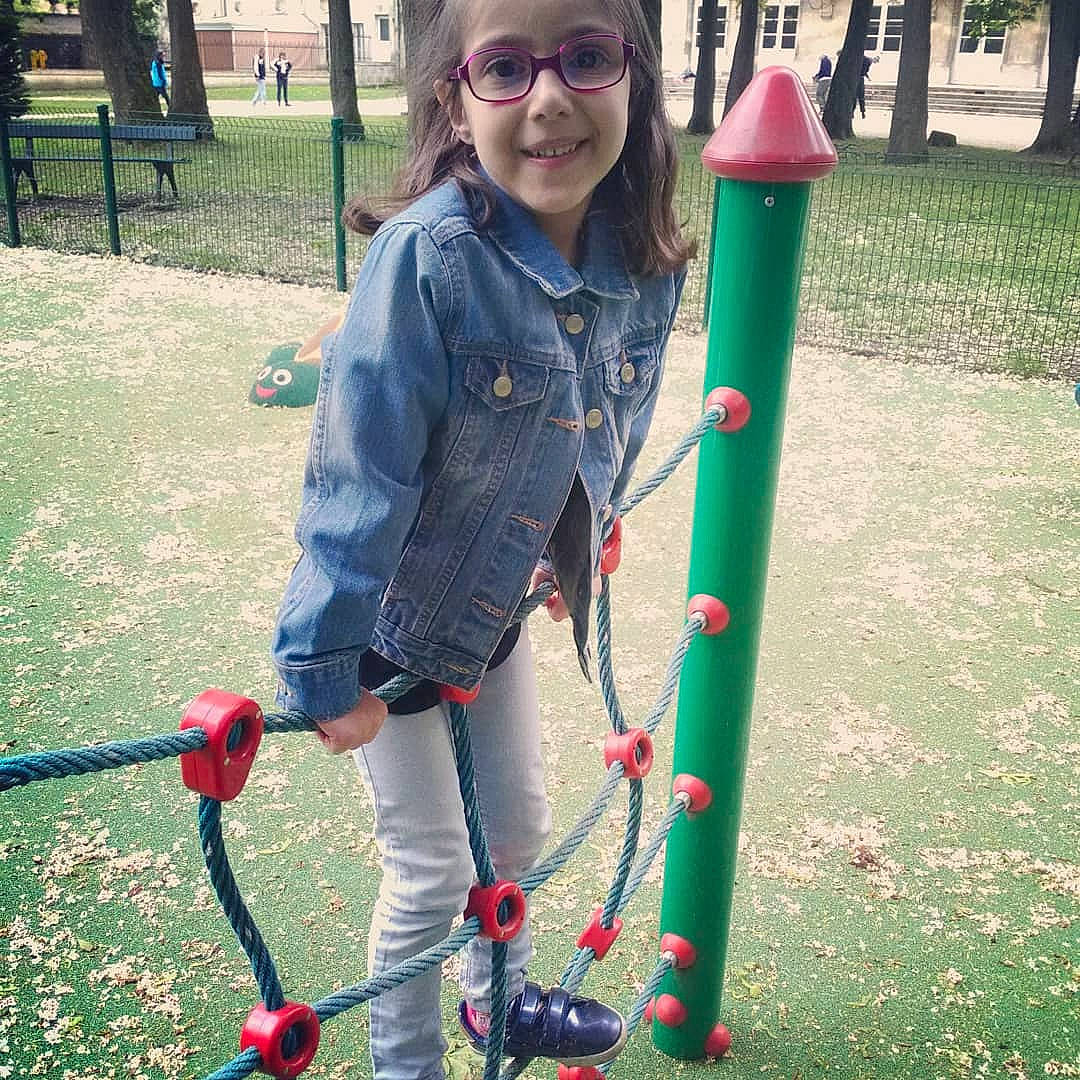Lilou a rejoint le concours — aidez-le/la à gagner de superbes lots ! child, day, fun, girl, grass, jeans, joy, lawn, outdoor_play_equipment, outerwear, person, plant, play, playground, product, public_space, recreation, toddler, tree