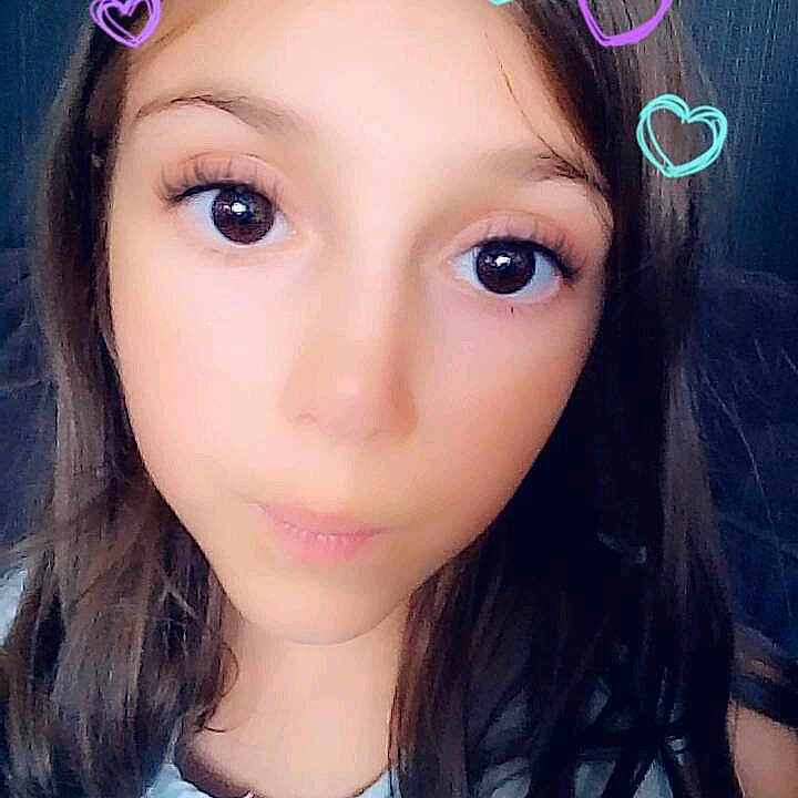 Lilou participe au concours pour gagner de l'argent avec cette photo : black_hair, brown_hair, cheek, doll, eye, eyebrow, eyelash, face, forehead, girl, hair_accessory, hair_coloring, head, iris, lip, long_hair, person, pink