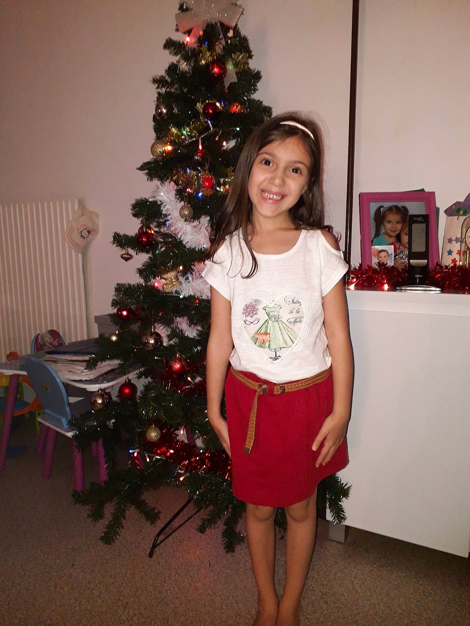 Lilou participe au concours pour gagner de l'argent avec cette photo : christmas, christmas_decoration, christmas_ornament, christmas_tree, costume, dress, event, girl, holiday, joy, person, shoulder