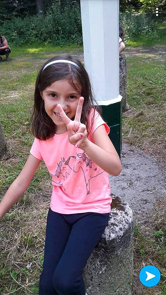 Lilou a rejoint le concours — aidez-le/la à gagner de superbes lots ! abdomen, child, clothing, day, facial_expression, fun, girl, grass, happiness, joy, leg, person, pink, play, recreation, shoulder, skin, smile, summer, toddler