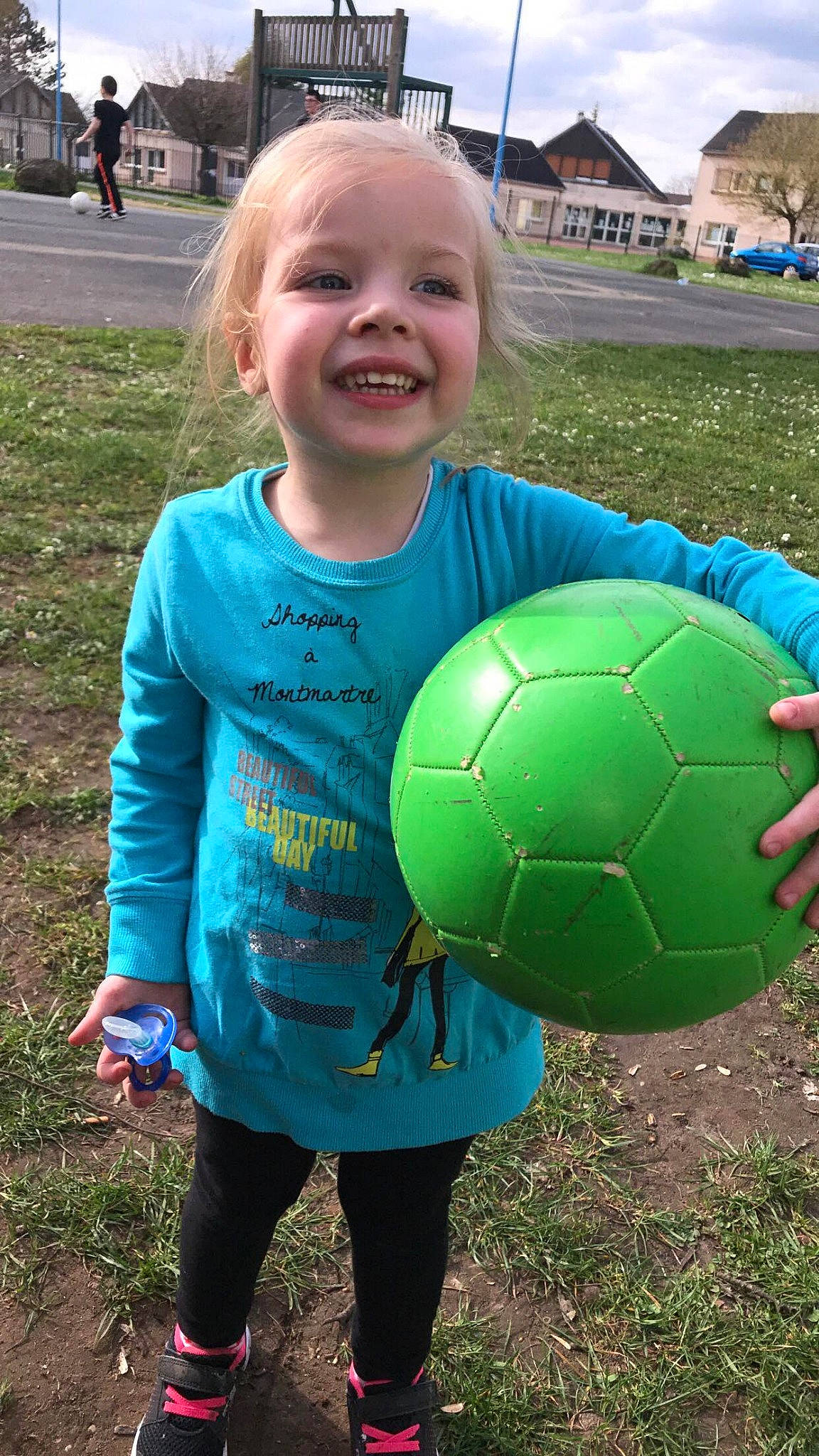 Méloée participe au concours pour gagner de l'argent avec cette photo : ball, child, day, football, fun, girl, grass, green, joy, leisure, person, personal_protective_equipment, plant, play, player, recreation, smile, summer, toddler, vacation