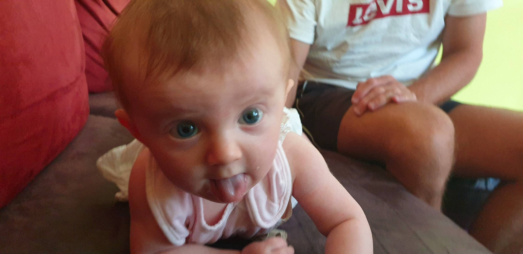 Ambre participe au concours pour gagner de l'argent avec cette photo : baby, cheek, child, chin, ear, eye, face, facial_expression, finger, fun, hand, head, iris, lip, mouth, muscle, nose, person, skin, smile