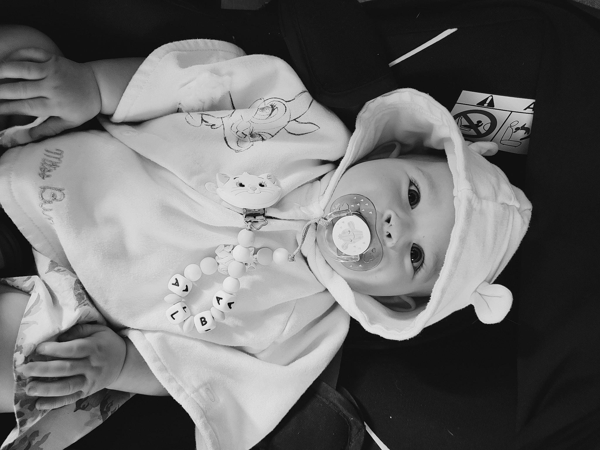 Alba a rejoint le concours — aidez-le/la à gagner de superbes lots ! black_and_white, chest, elbow, eyewear, fashion_accessory, finger, flash_photography, font, gesture, hand, happy, hat, headwear, monochrome, monochrome_photography, nail, person, stock_photography, style, tableware