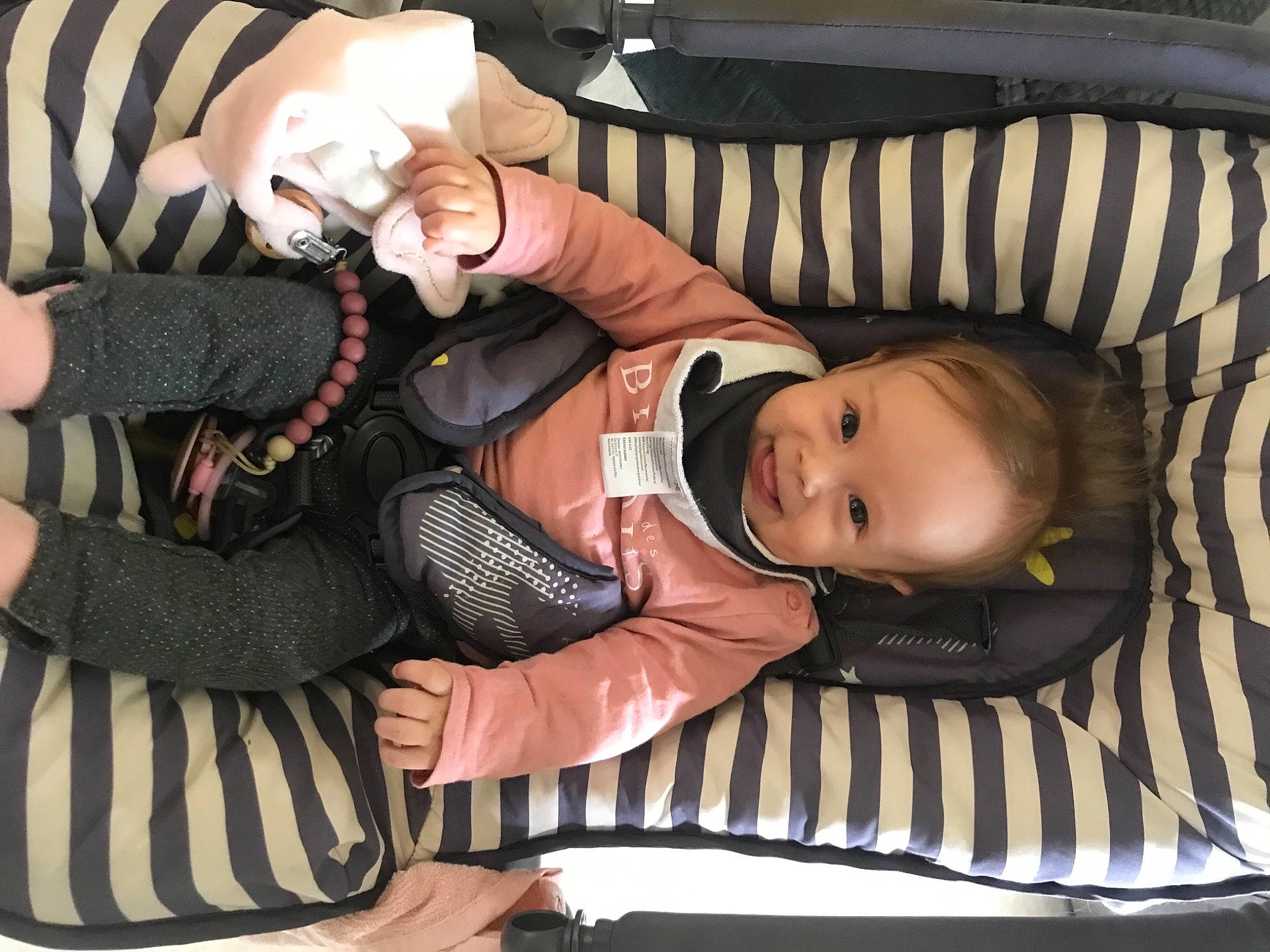 Taïs participe au concours pour gagner de l'argent avec cette photo : baby, baby_carriage, baby_products, baby_toddler_clothing, car_seat, cheek, child, comfort, facial_expression, gesture, hairstyle, hand, joy, nail, pattern, person, sitting, skin, sleeve, thumb