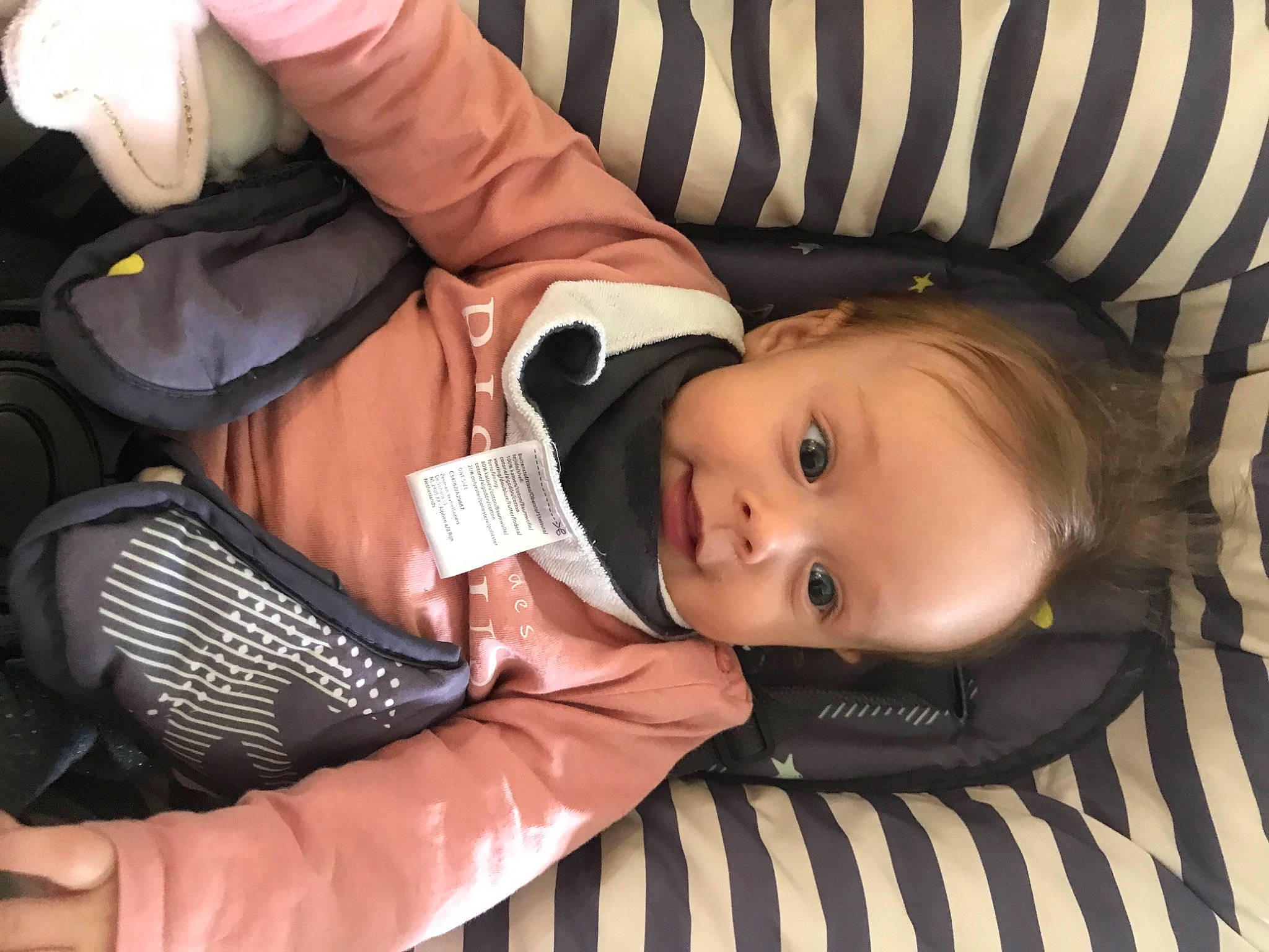 Taïs participe au concours pour gagner de l'argent avec cette photo : baby, baby_carriage, baby_products, baby_toddler_clothing, carmine, cheek, child, comfort, fashion_accessory, lap, nail, pattern, person, personal_protective_equipment, product, sitting, tie, toddler, vertebrate, wood