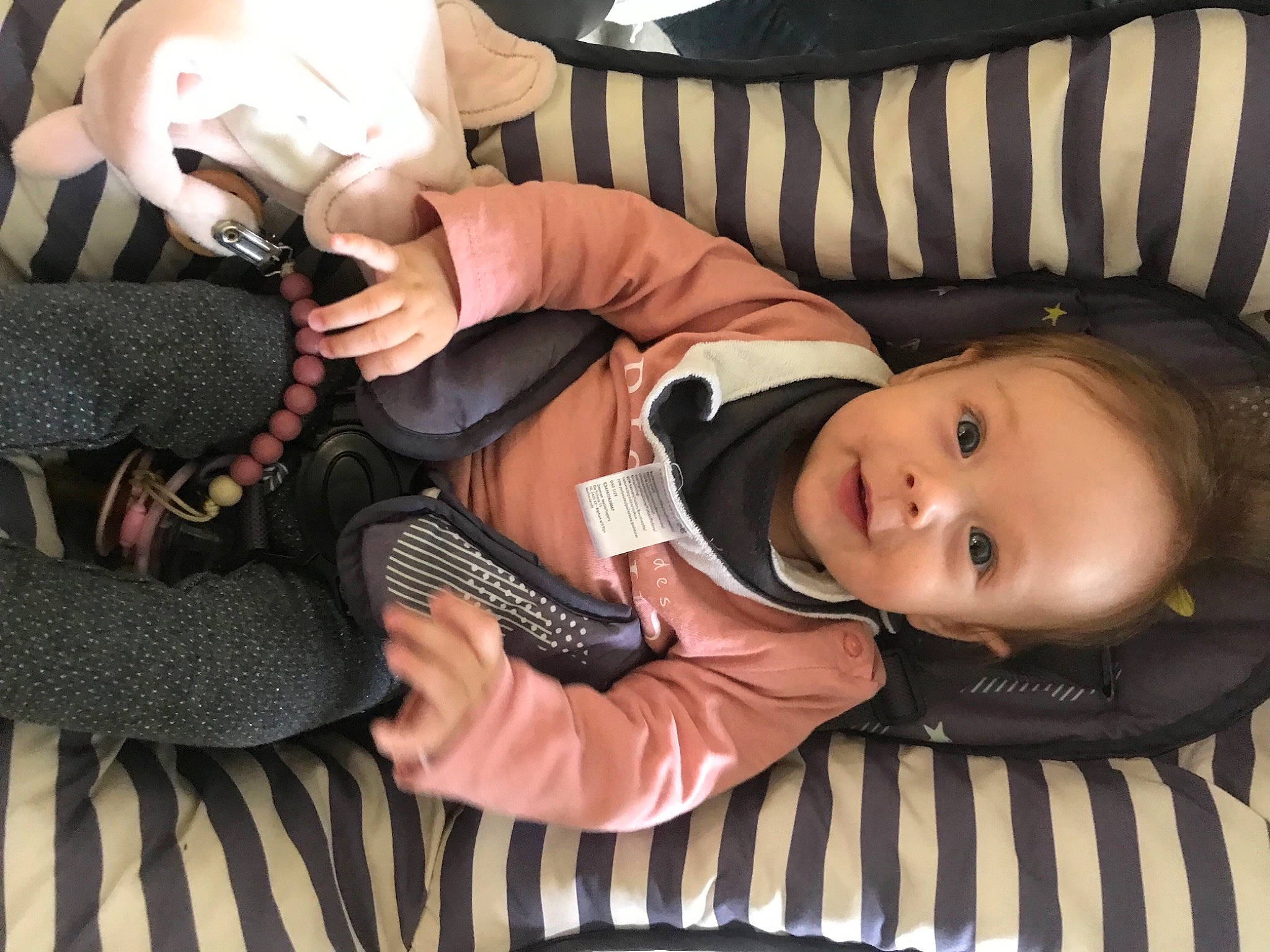 Taïs participe au concours pour gagner de l'argent avec cette photo : audio_equipment, baby, baby_carriage, baby_products, baby_toddler_clothing, cheek, child, comfort, gadget, lap, nail, person, product, room, sitting, skin, stuffed_toy, thumb, toddler, vertebrate