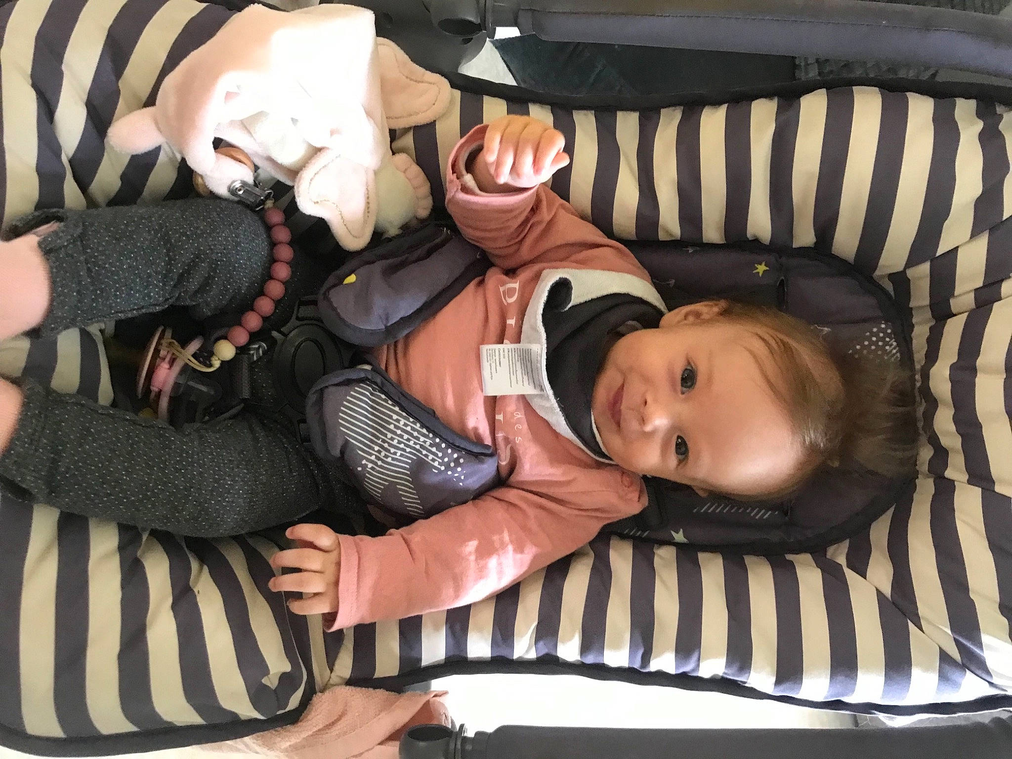 Taïs a rejoint le concours — aidez-le/la à gagner de superbes lots ! baby, baby_carriage, baby_products, baby_toddler_clothing, cheek, child, comfort, lap, pattern, person, sitting, sleeve, toddler, wood, wrist