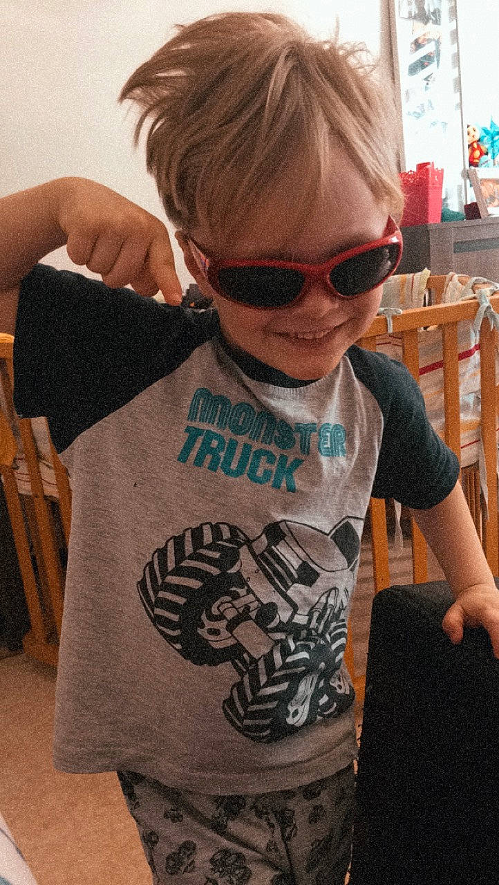 Tymeo a rejoint le concours — aidez-le/la à gagner de superbes lots ! child, cool, ear, eyewear, forehead, glasses, hair, hairstyle, joy, neck, person, shirt, shoulder, sleeve, sunglasses, t_shirt, toddler, top, vacation, vision_care