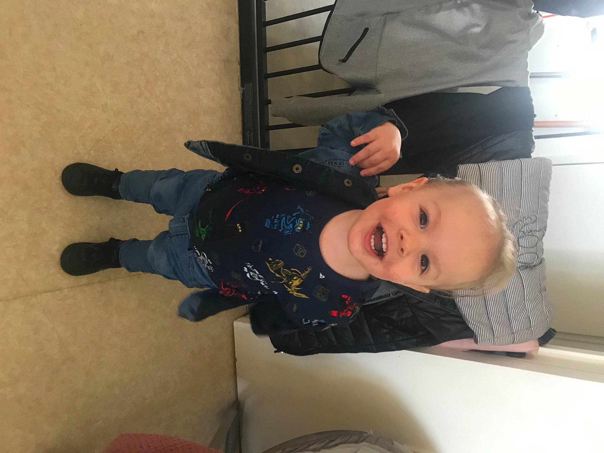 Tiago participe au concours pour gagner de l'argent avec cette photo : baby_toddler_clothing, child, comfort, finger, floor, flooring, fun, gesture, joy, person, room, sitting, sleeve, smile, t_shirt, toddler