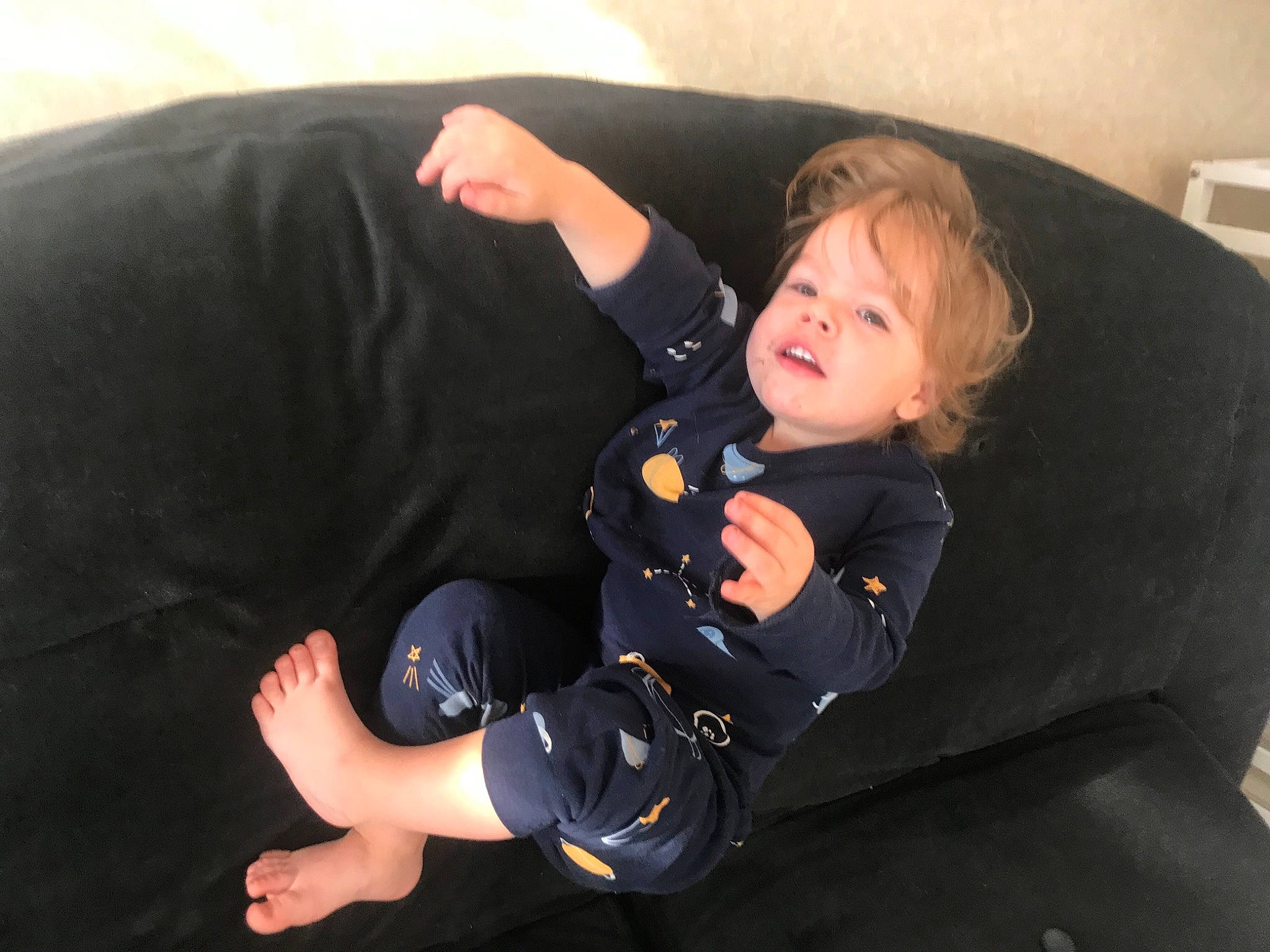 Tiago a rejoint le concours — aidez-le/la à gagner de superbes lots ! auto_part, baby, baby_toddler_clothing, comfort, couch, elbow, flash_photography, fun, gesture, human_leg, knee, lap, leg, person, sitting, sleeve, smile, thigh, thumb, toddler
