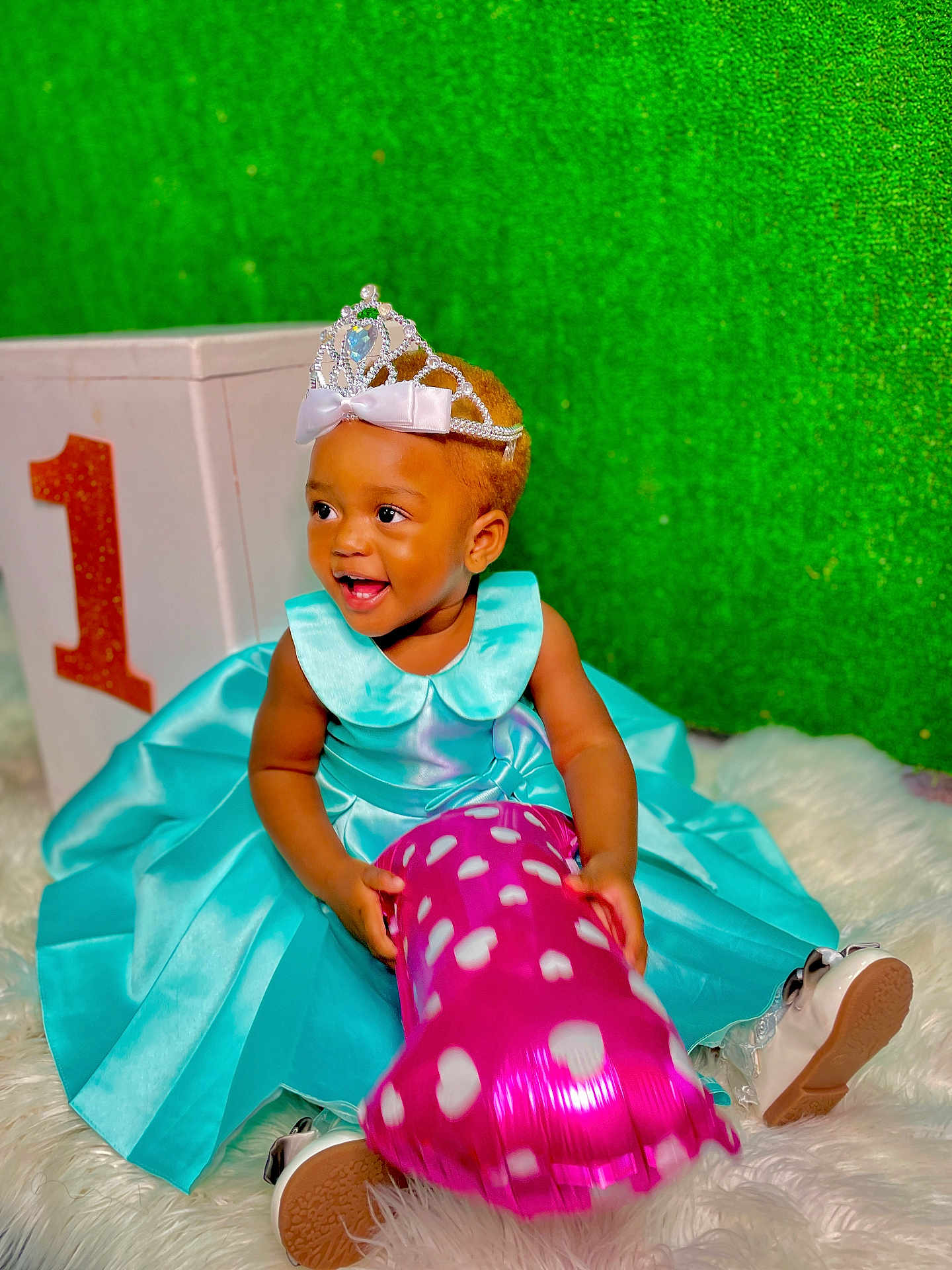 Esperanza participe au concours pour gagner de l'argent avec cette photo : baby, balloon, birthday, block, blue, celebration, child, cute, dress, floor, fur_rug, girl, happy, indoor, number_one, party, pink, smile, tiara, toddler