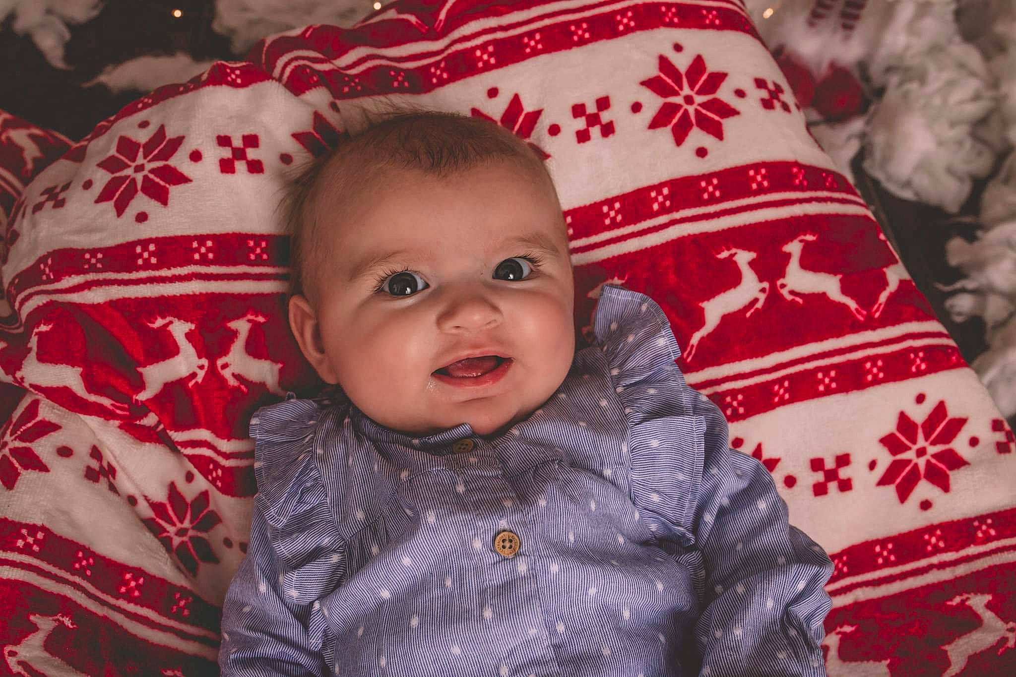 Ninon participe au concours pour gagner de l'argent avec cette photo : baby, baby_toddler_clothing, carmine, cheek, child, christmas, christmas_eve, christmas_ornament, event, fun, happy, holiday, linens, person, red, skin, sleeve, smile, textile, toddler