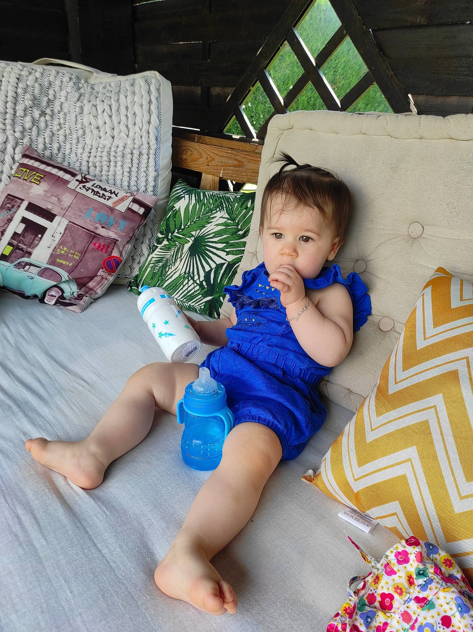 Naomi a rejoint le concours — aidez-le/la à gagner de superbes lots ! baby_toddler_clothing, barefoot, child, comfort, couch, face, flooring, head, human_leg, knee, lap, leisure, living_room, outdoor_furniture, person, pillow, room, shorts, sock, thigh
