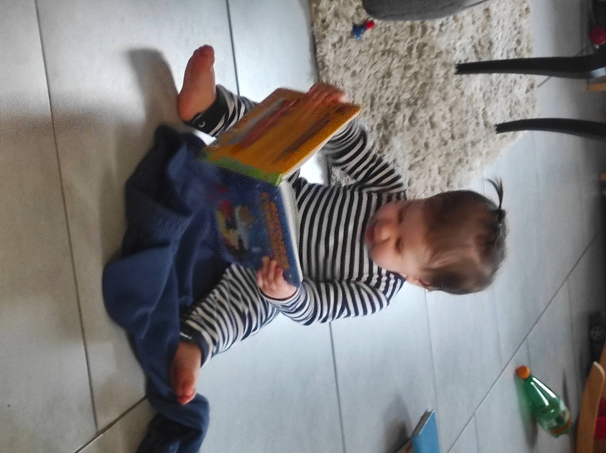 Naomi a rejoint le concours — aidez-le/la à gagner de superbes lots ! baby, child, flooring, fun, hardwood, person, room, t_shirt, toddler, wood