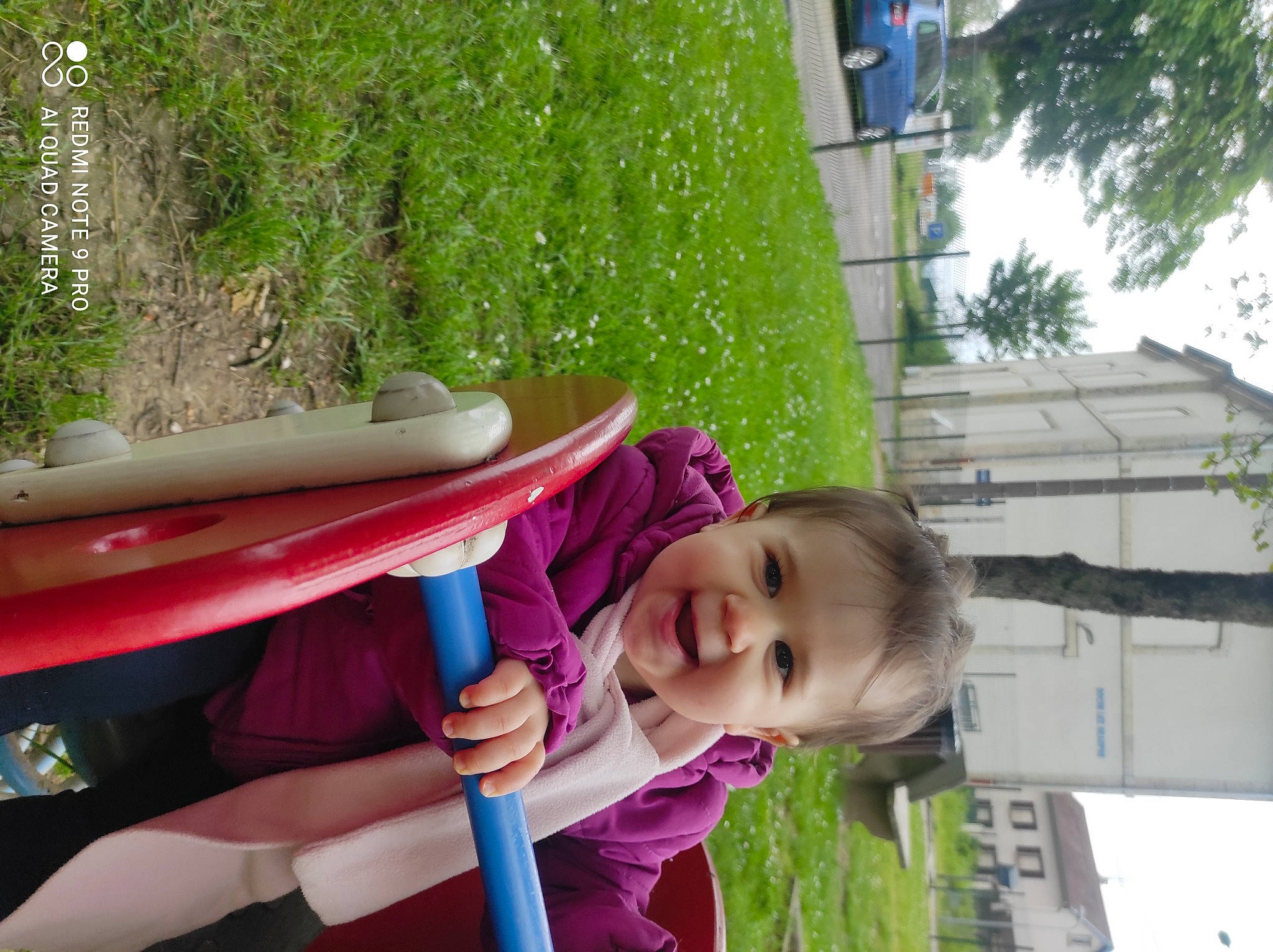 Naomi a rejoint le concours — aidez-le/la à gagner de superbes lots ! child, fun, grass, green, happy, leaf, leisure, magenta, outdoor_play_equipment, person, photograph, pink, plant, purple, recreation, shrub, smile, snapshot, toddler, tree