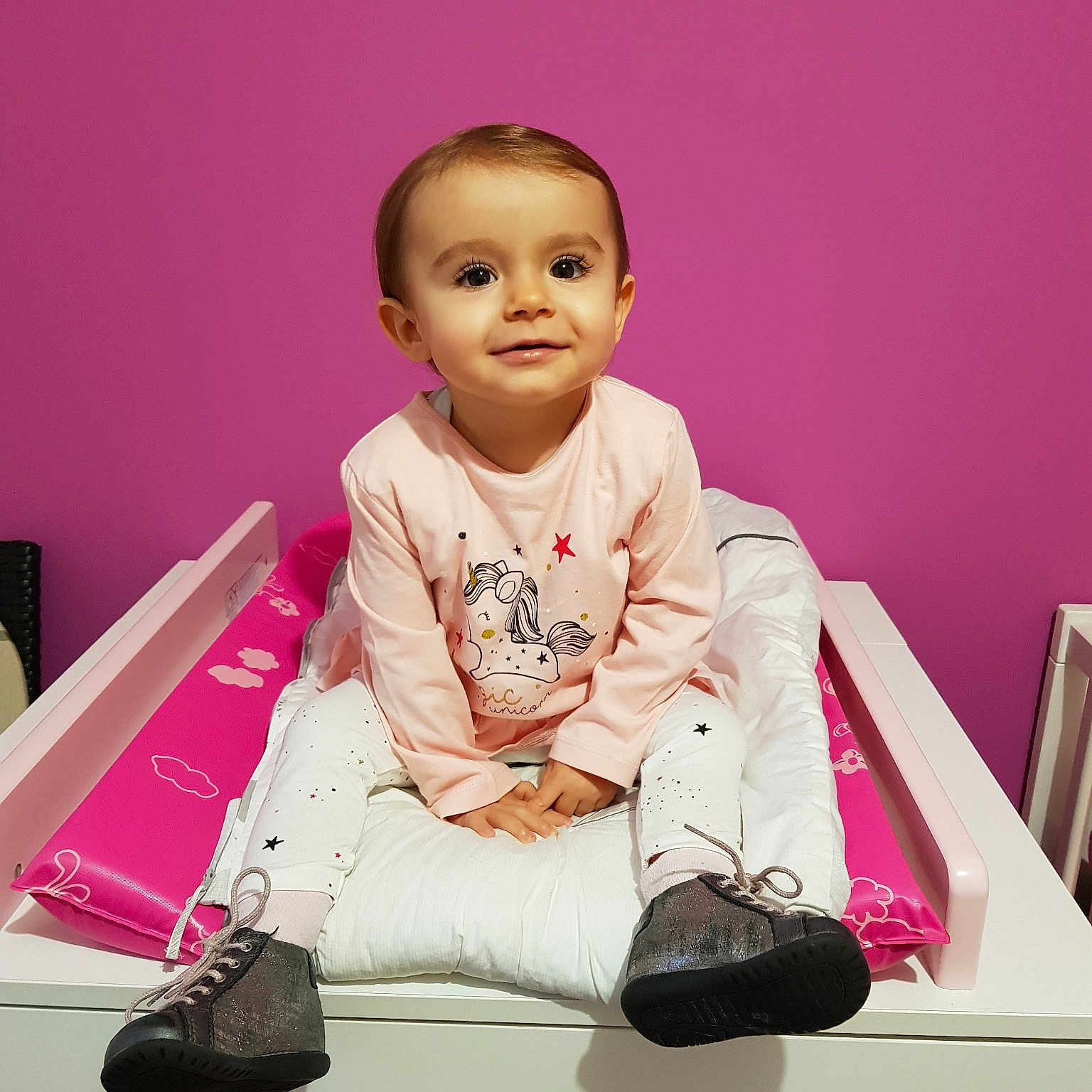Lüna a rejoint le concours — aidez-le/la à gagner de superbes lots ! child, fun, girl, infant, magenta, person, pink, product, sitting, skin, smile, toddler