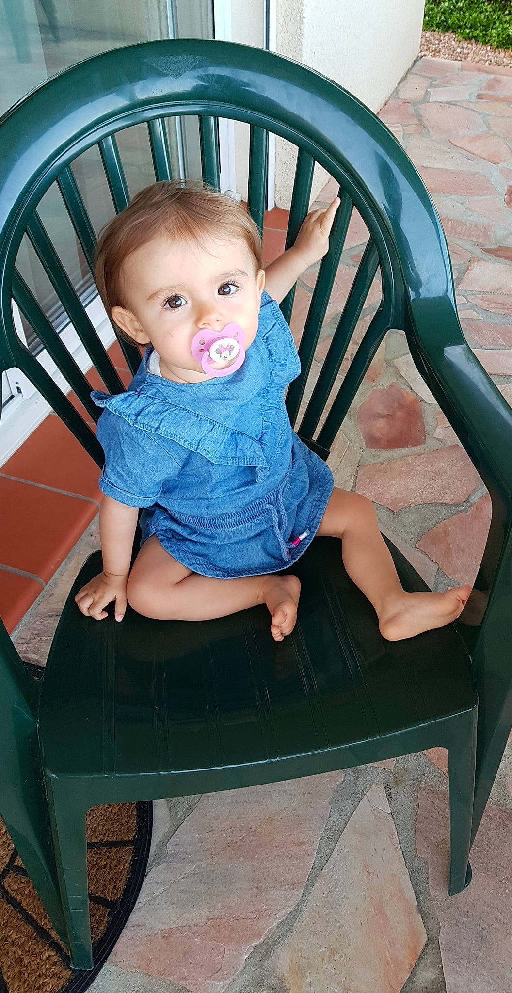 Lüna participe au concours pour gagner de l'argent avec cette photo : chair, child, fun, furniture, girl, infant, person, product, sitting, smile, toddler