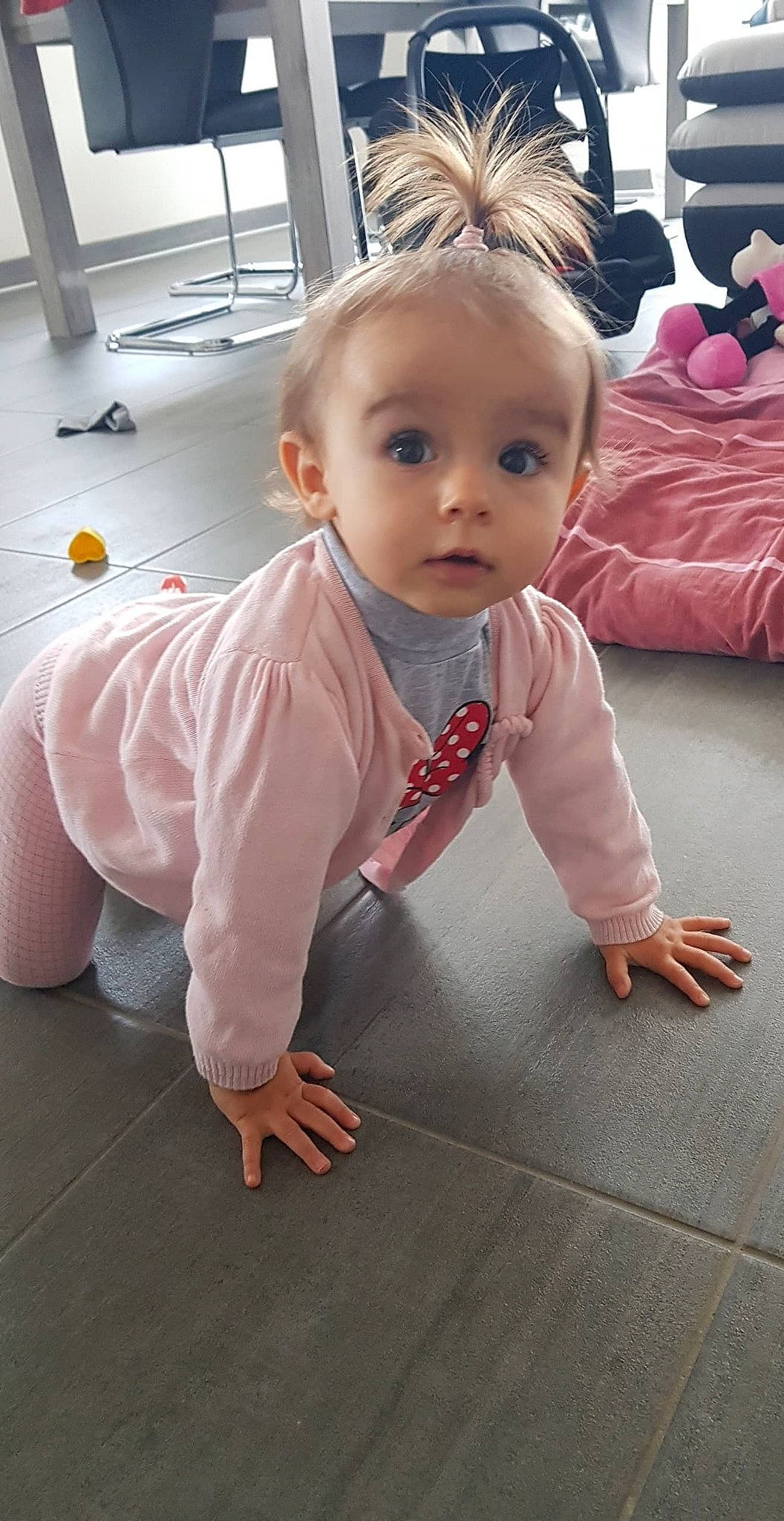 Lüna a rejoint le concours — aidez-le/la à gagner de superbes lots ! boy, child, day, eye, floor, flooring, fun, girl, hair, hairstyle, human_hair_color, infant, leg, organ, person, pink, sitting, skin, standing, surprise