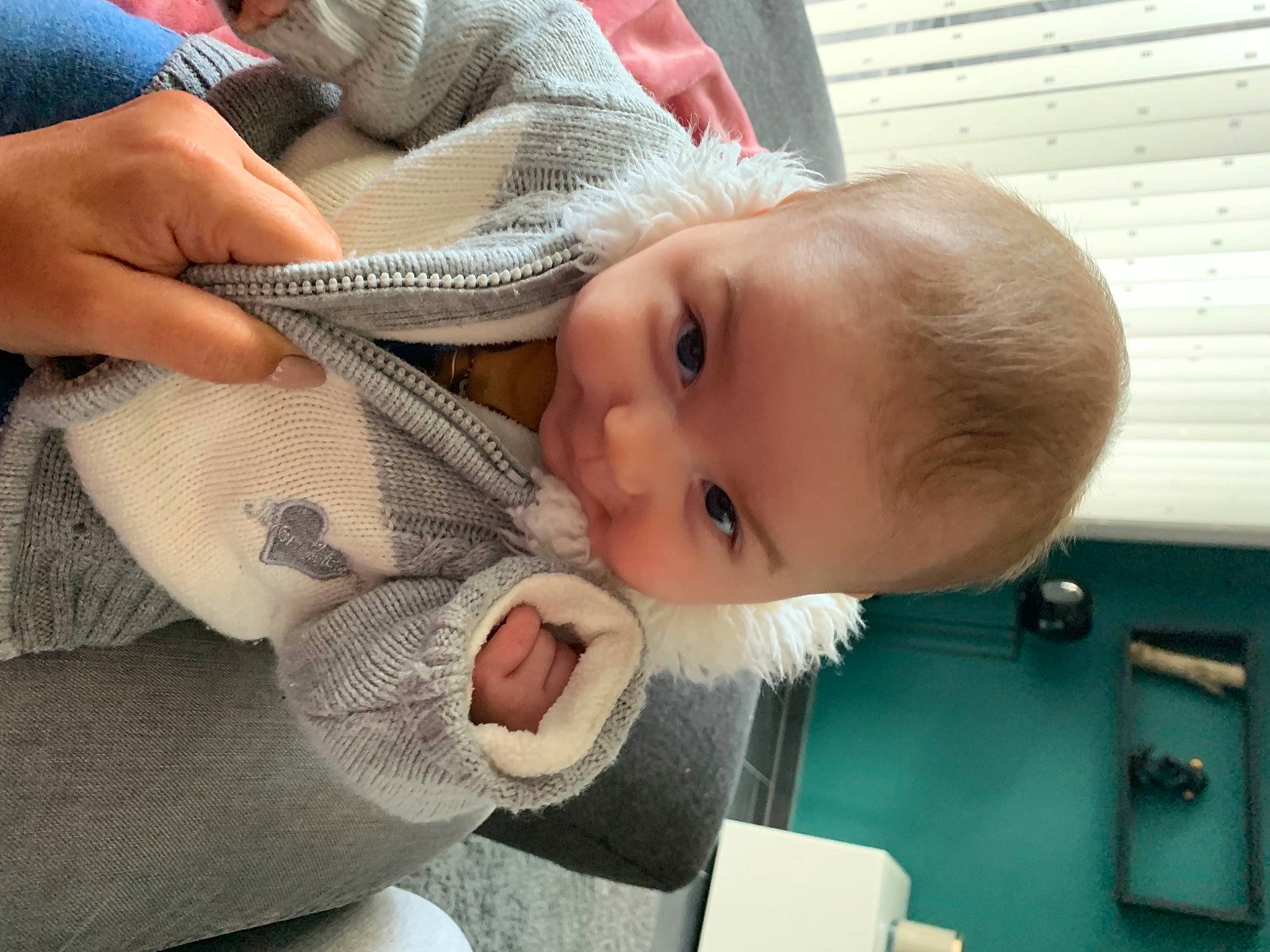 Adèle participe au concours pour gagner de l'argent avec cette photo : baby, baby_toddler_clothing, cheek, comfort, ear, finger, gesture, hand, happy, head, human_body, iris, lip, mouth, nail, nose, person, skin, smile, thumb