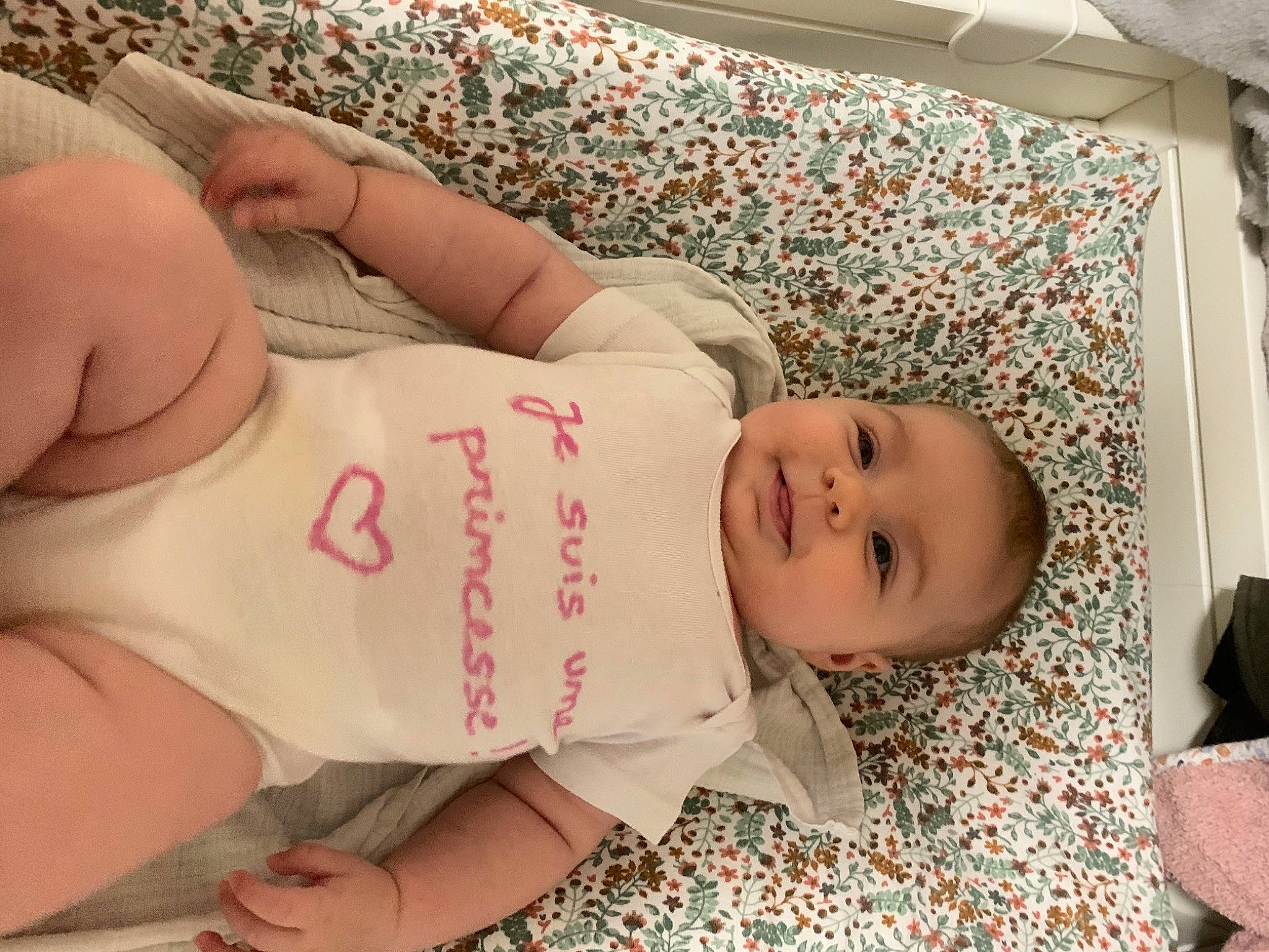 Adèle participe au concours pour gagner de l'argent avec cette photo : baby, baby_toddler_clothing, chest, child, comfort, elbow, finger, gesture, human, human_body, human_leg, mouth, nail, person, product, skin, textile, thigh, thumb, toddler