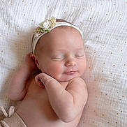 Constance participe au concours pour gagner de l'argent avec cette photo : baby, newborn, sleeping, headband, flower, blanket, soft_texture, peaceful, infant, skin, closeup, resting, cute, adorable, portrait, child, indoors, natural_light, peace, toddler