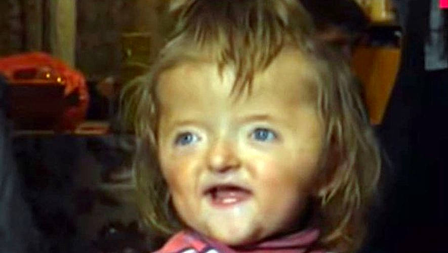 Julie a rejoint le concours — aidez-le/la à gagner de superbes lots ! baby, blond, brown_hair, cheek, ear, eyelash, forehead, fun, happy, human_body, iris, jaw, lip, mouth, nose, person, photo_caption, pleased, smile, thumb