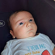 Gaspard a rejoint le concours — aidez-le/la à gagner de superbes lots ! baby, infant, child, face, eyes, clothing, tshirt, text, rocket, portrait, cute, young, skin, head, person, lying_down, indoors, expression, curious, closeup