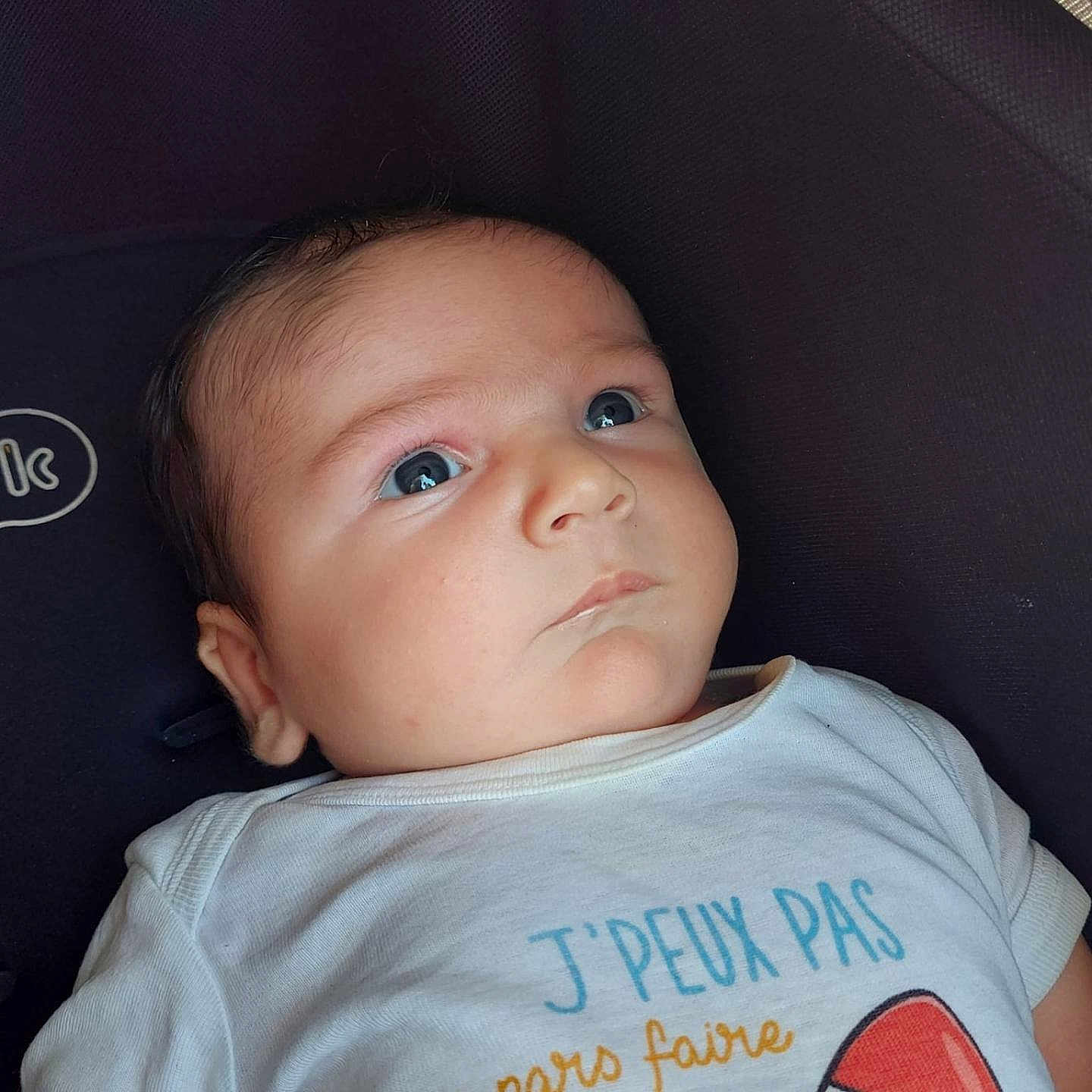 Gaspard a rejoint le concours — aidez-le/la à gagner de superbes lots ! baby, child, closeup, clothing, curious, cute, expression, eyes, face, head, indoors, infant, lying_down, person, portrait, rocket, skin, text, tshirt, young