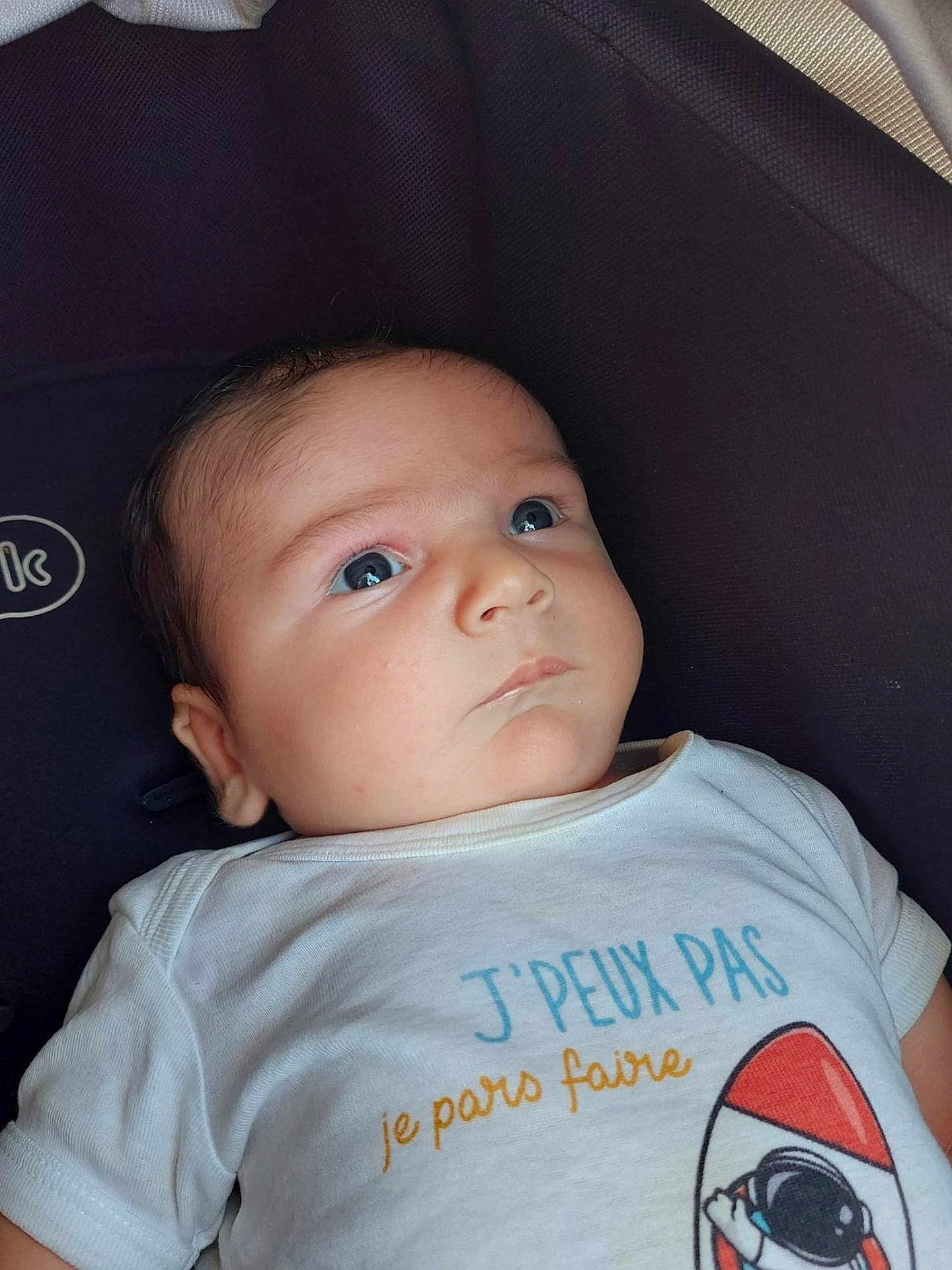 Gaspard a rejoint le concours — aidez-le/la à gagner de superbes lots ! baby, infant, child, face, eyes, clothing, tshirt, text, rocket, portrait, cute, young, skin, head, person, lying_down, indoors, expression, curious, closeup