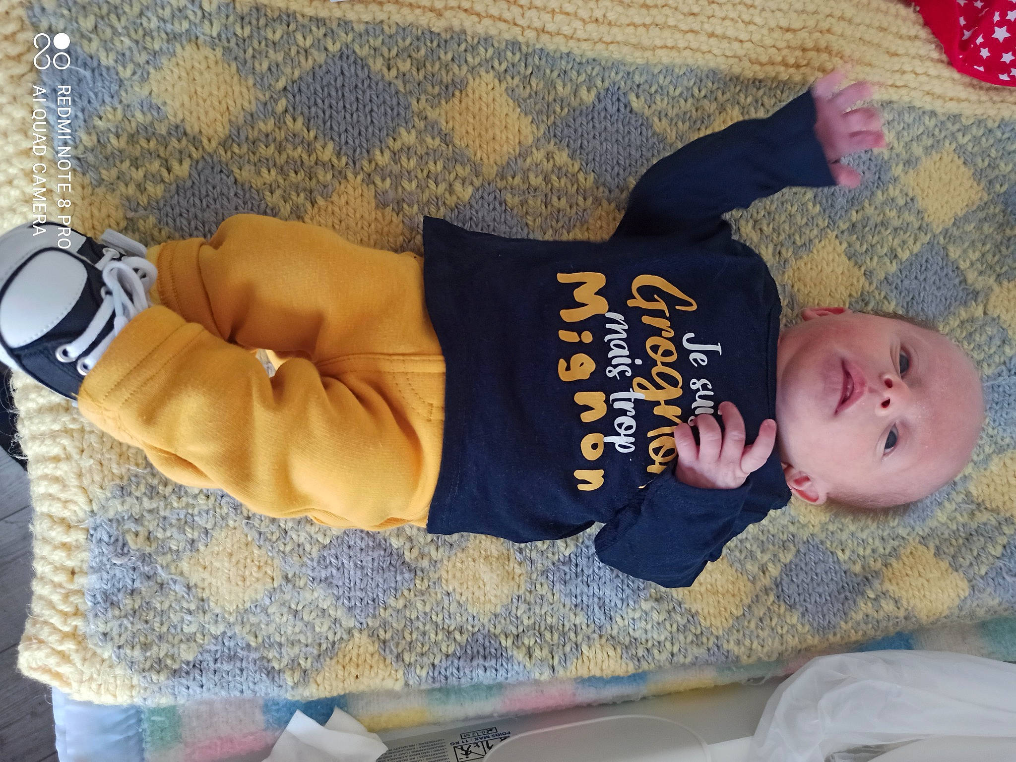 Soan a rejoint le concours — aidez-le/la à gagner de superbes lots ! arm, baby, baby_toddler_clothing, child, comfort, elbow, finger, gesture, glove, pattern, person, personal_protective_equipment, product, room, sitting, sleeve, sports_gear, thigh, toddler, watch