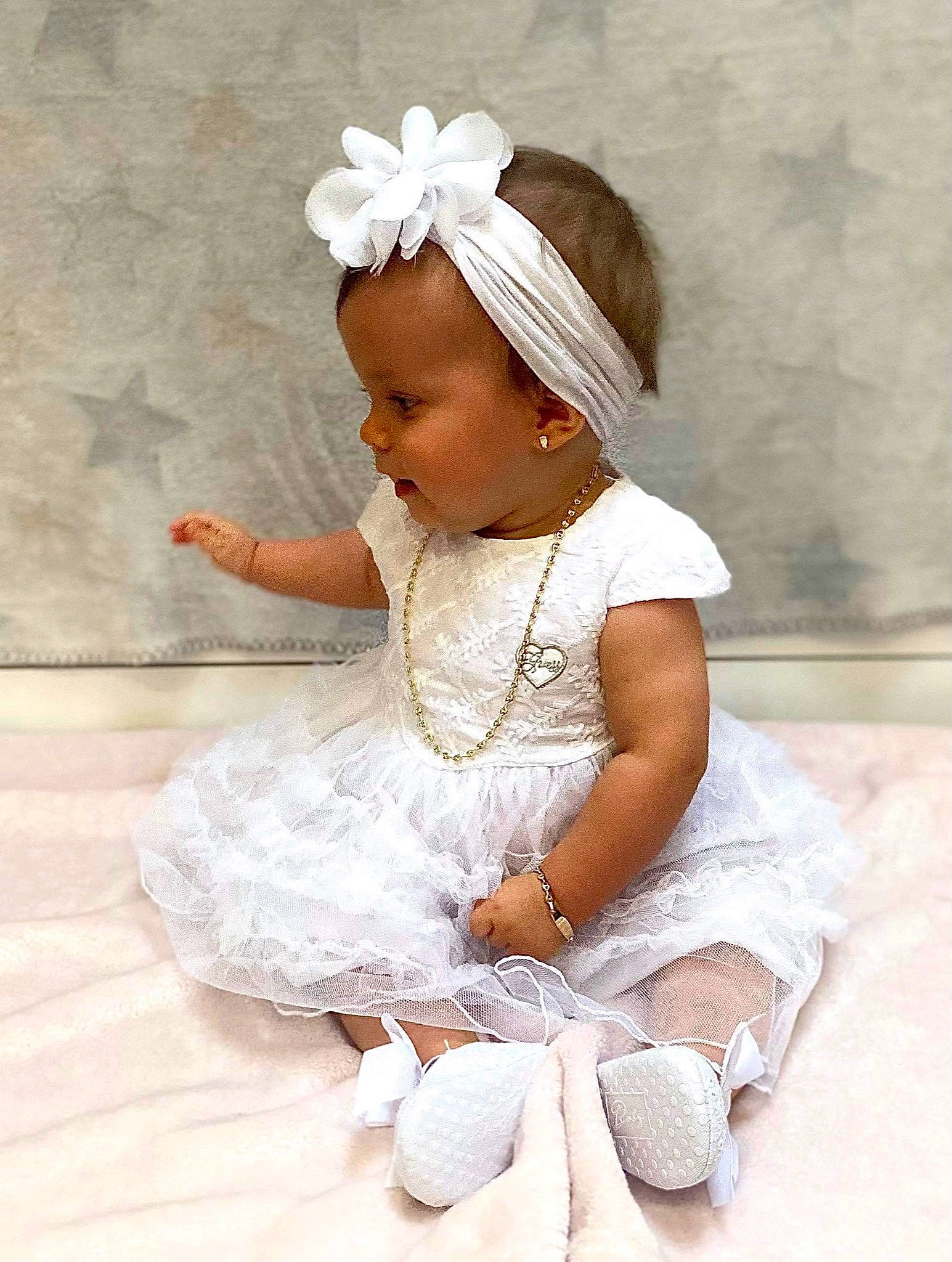 Mia participe au concours pour gagner de l'argent avec cette photo : arm, baby, baby_toddler_clothing, dress, embellishment, finger, flash_photography, flower, happy, hat, headgear, headpiece, human_body, person, petal, pink, skin, sleeve, smile, toddler