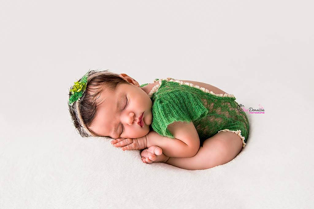 Victoire a rejoint le concours — aidez-le/la à gagner de superbes lots ! baby, baby_sleeping, child, fashion_accessory, green, hair_accessory, headband, headgear, headpiece, person, photograph, photography, toddler