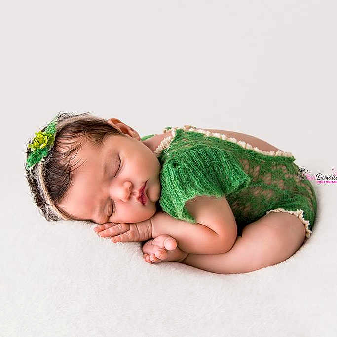 Victoire a rejoint le concours — aidez-le/la à gagner de superbes lots ! baby, baby_sleeping, child, fashion_accessory, green, hair_accessory, headband, headgear, headpiece, person, photograph, photography, toddler