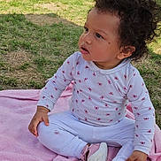 Kalysia participe au concours pour gagner de l'argent avec cette photo : toddler, child, curly_hair, pink_blanket, outdoor, grass, white_clothing, butterfly_print, pink_shoes, sitting, cross_legged, cute, young_child, casual_wear, daylight, person, baby, small_shoes, nature, curious