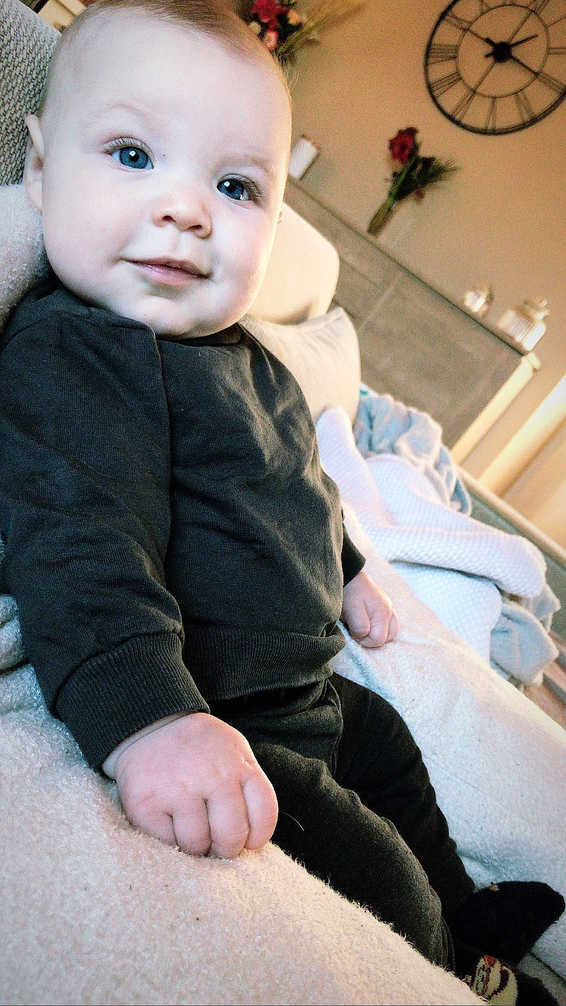 Ismaël-laurindo participe au concours pour gagner de l'argent avec cette photo : arm, baby, baby_toddler_clothing, cheek, comfort, dress, eye, eyebrow, facial_expression, iris, knee, leg, lip, mouth, nose, person, skin, sleeve, smile, standing